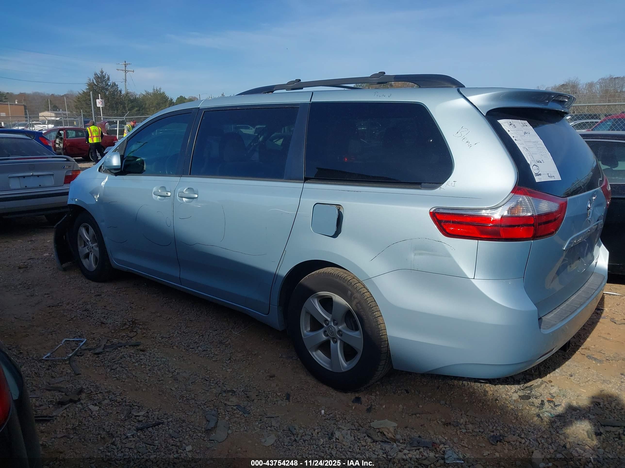 TOYOTA SIENNA image 3