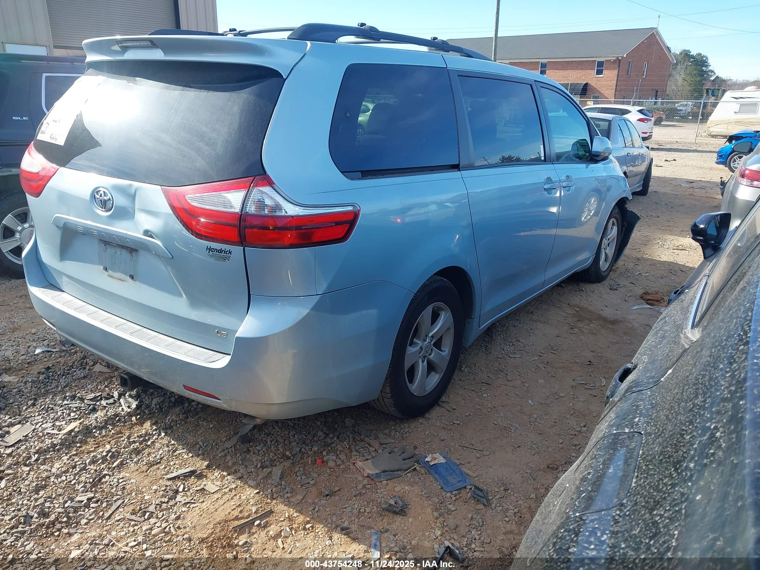 TOYOTA SIENNA image 4