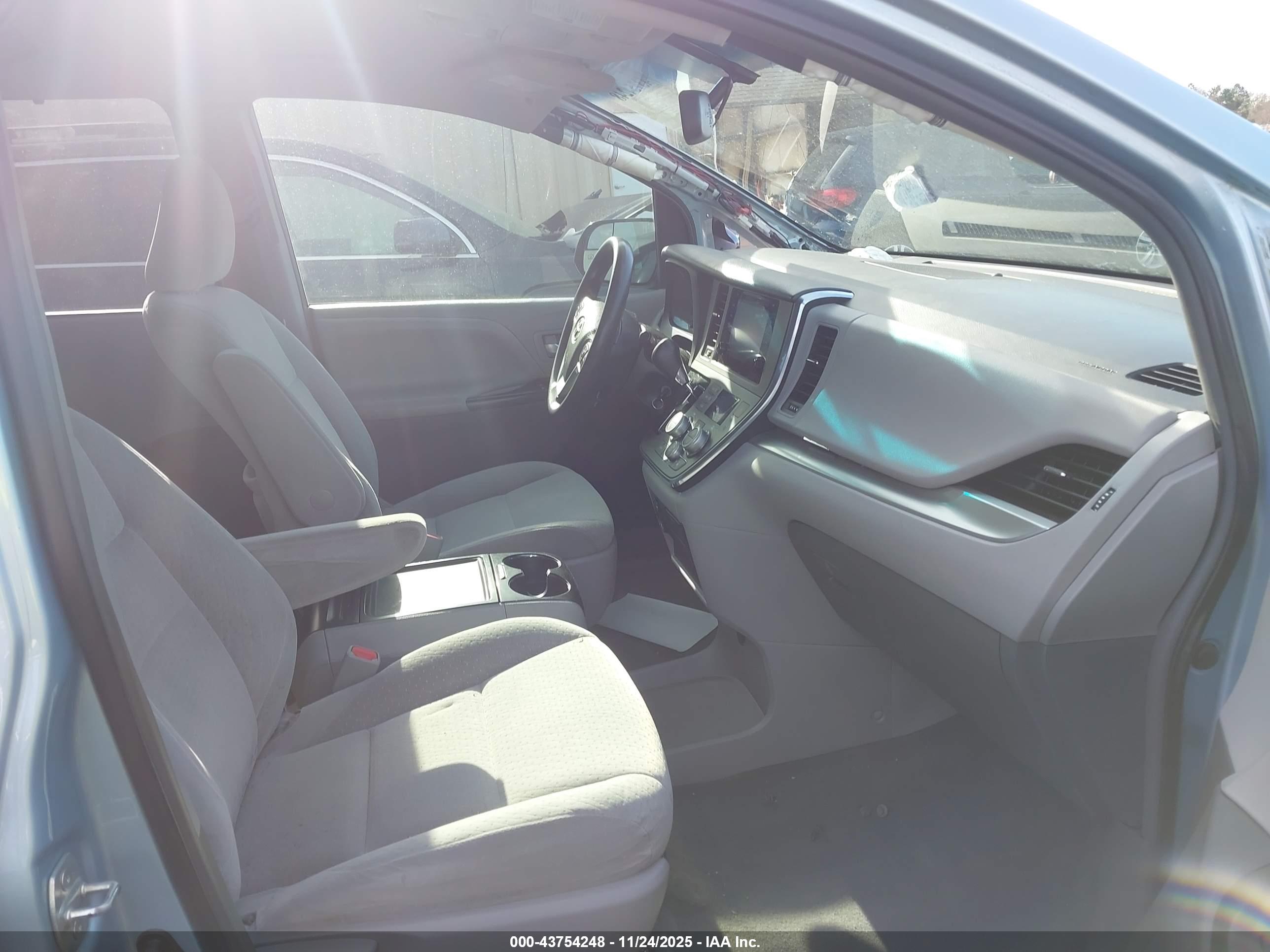 TOYOTA SIENNA image 5