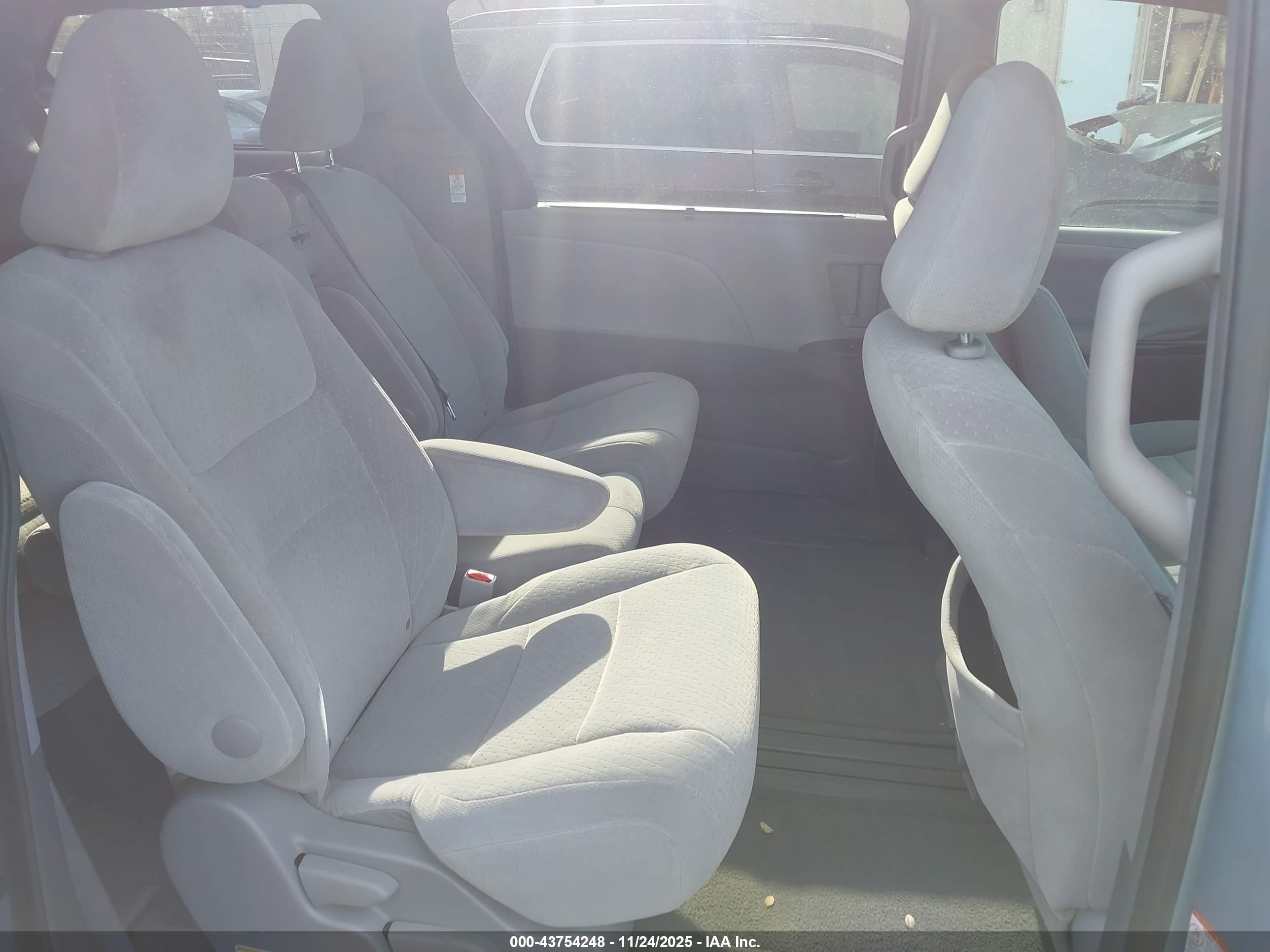 TOYOTA SIENNA image 8