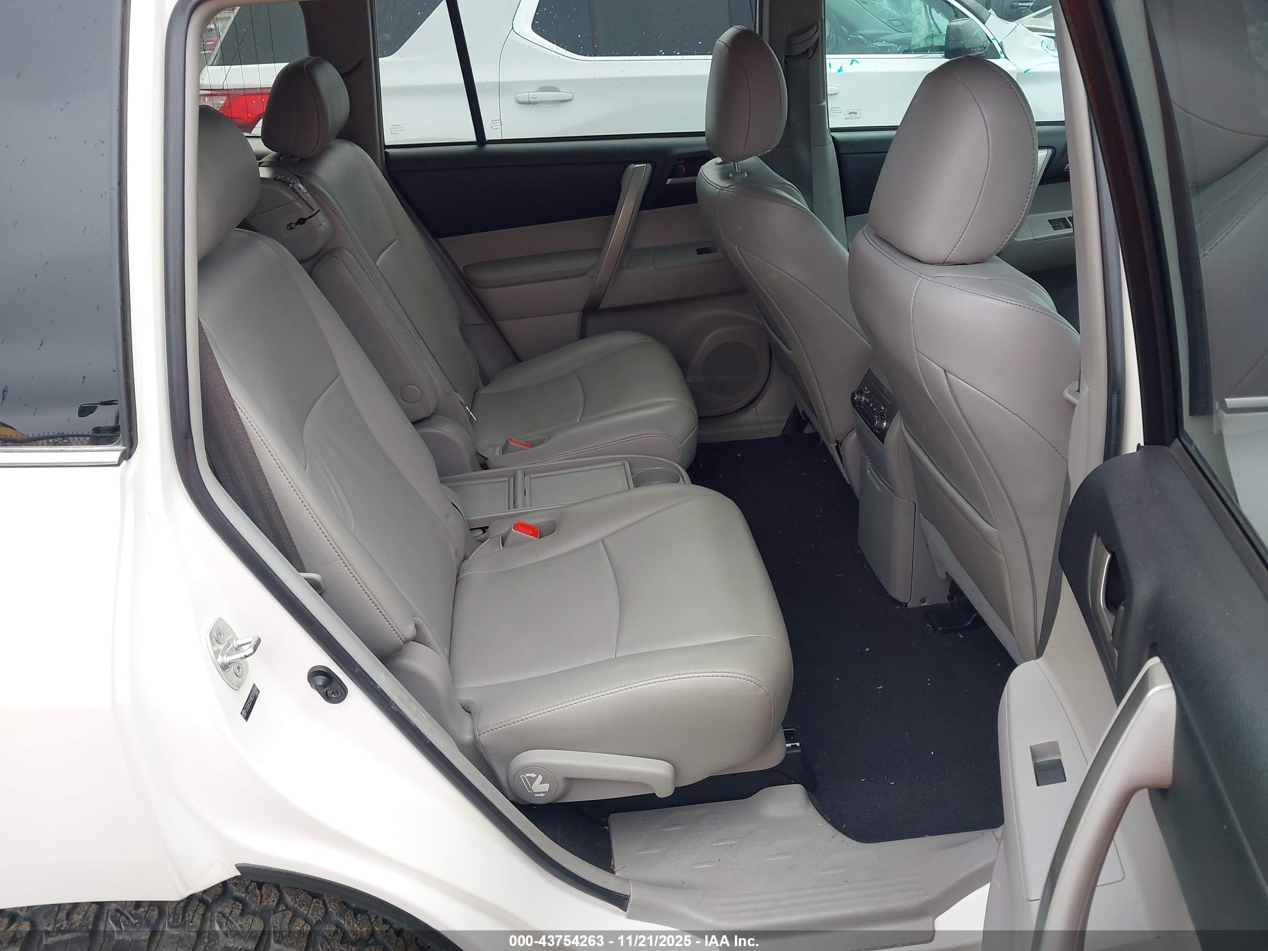 TOYOTA HIGHLANDER image 8
