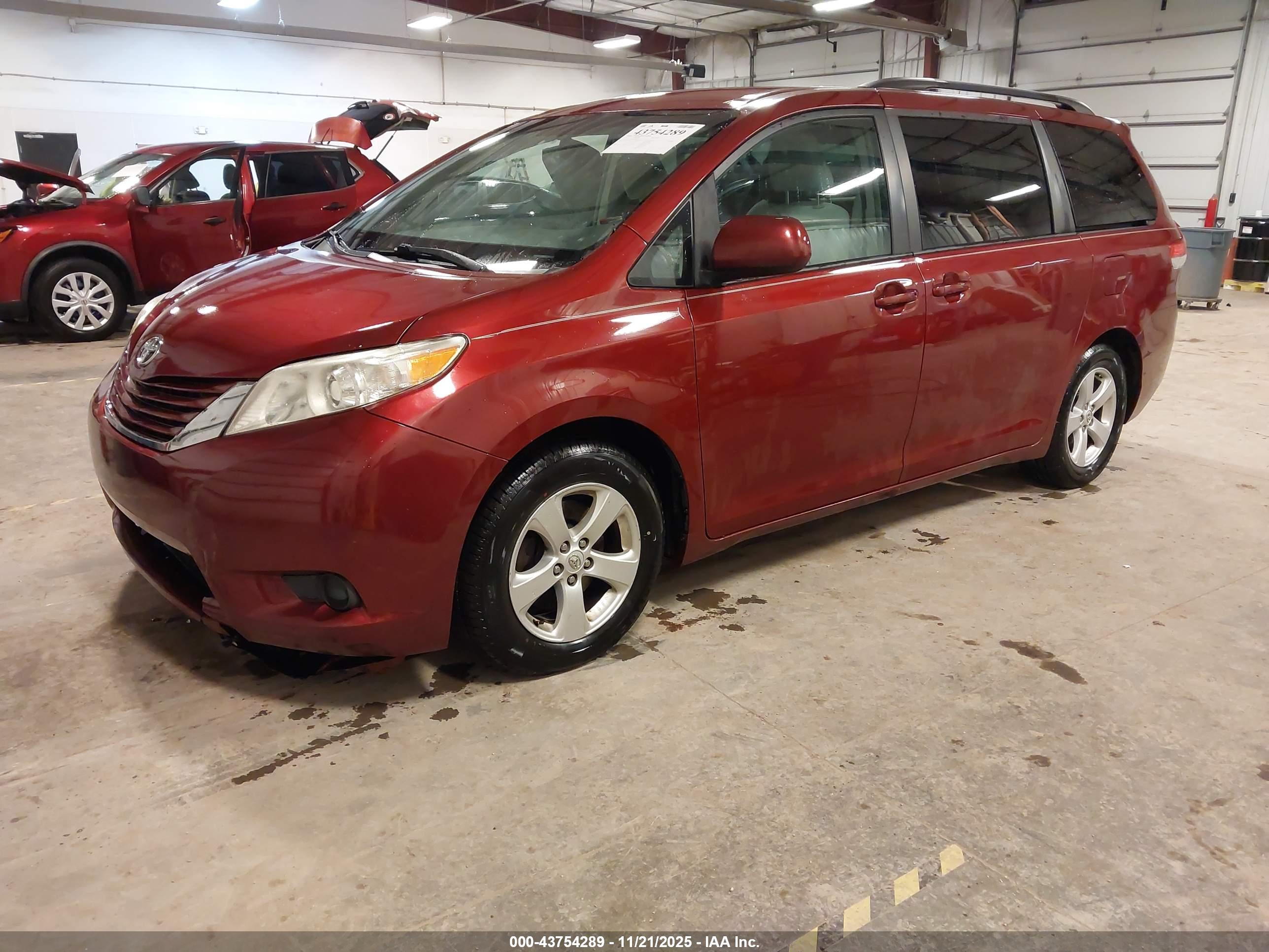 TOYOTA SIENNA image 2