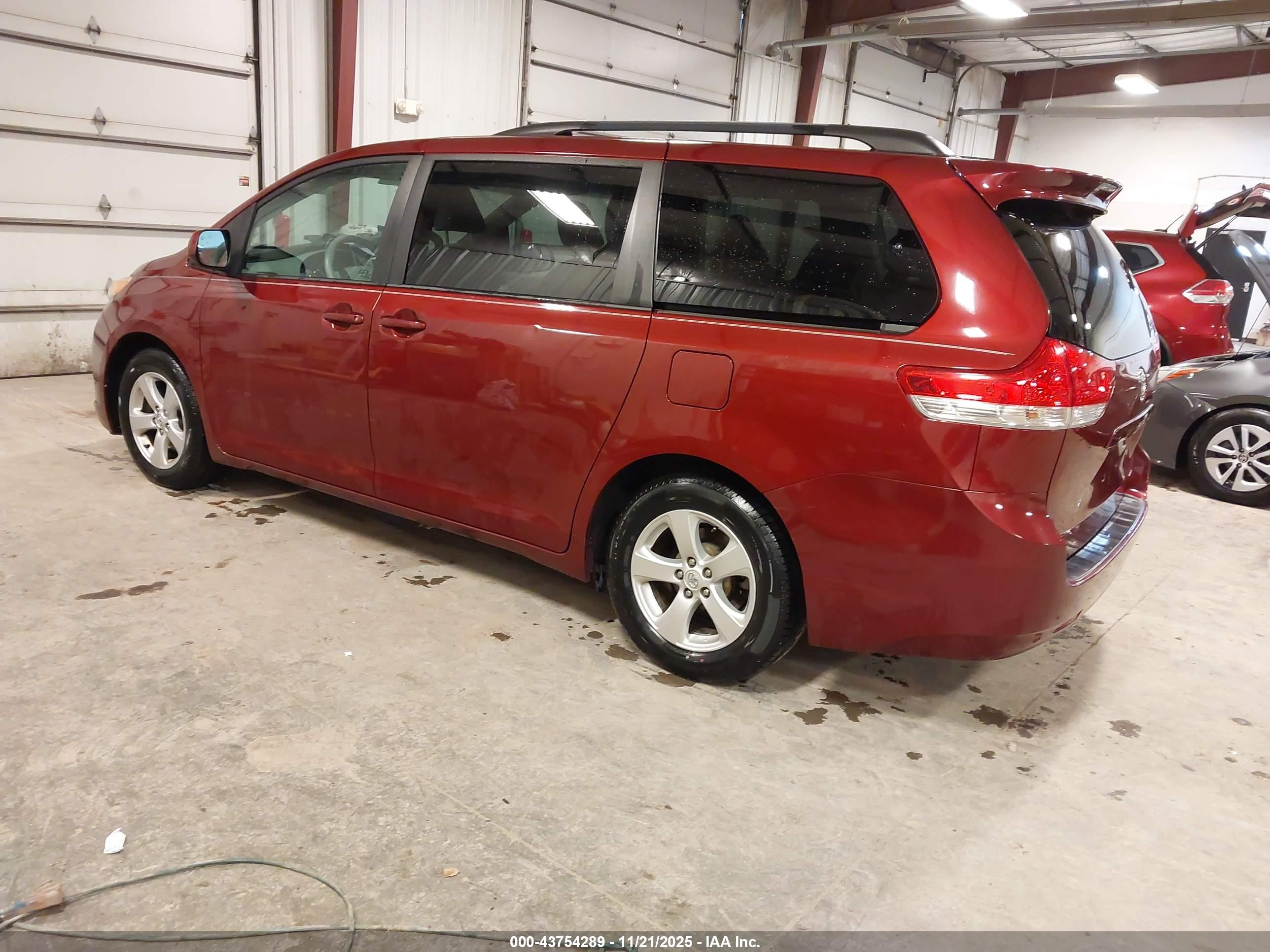 TOYOTA SIENNA image 3