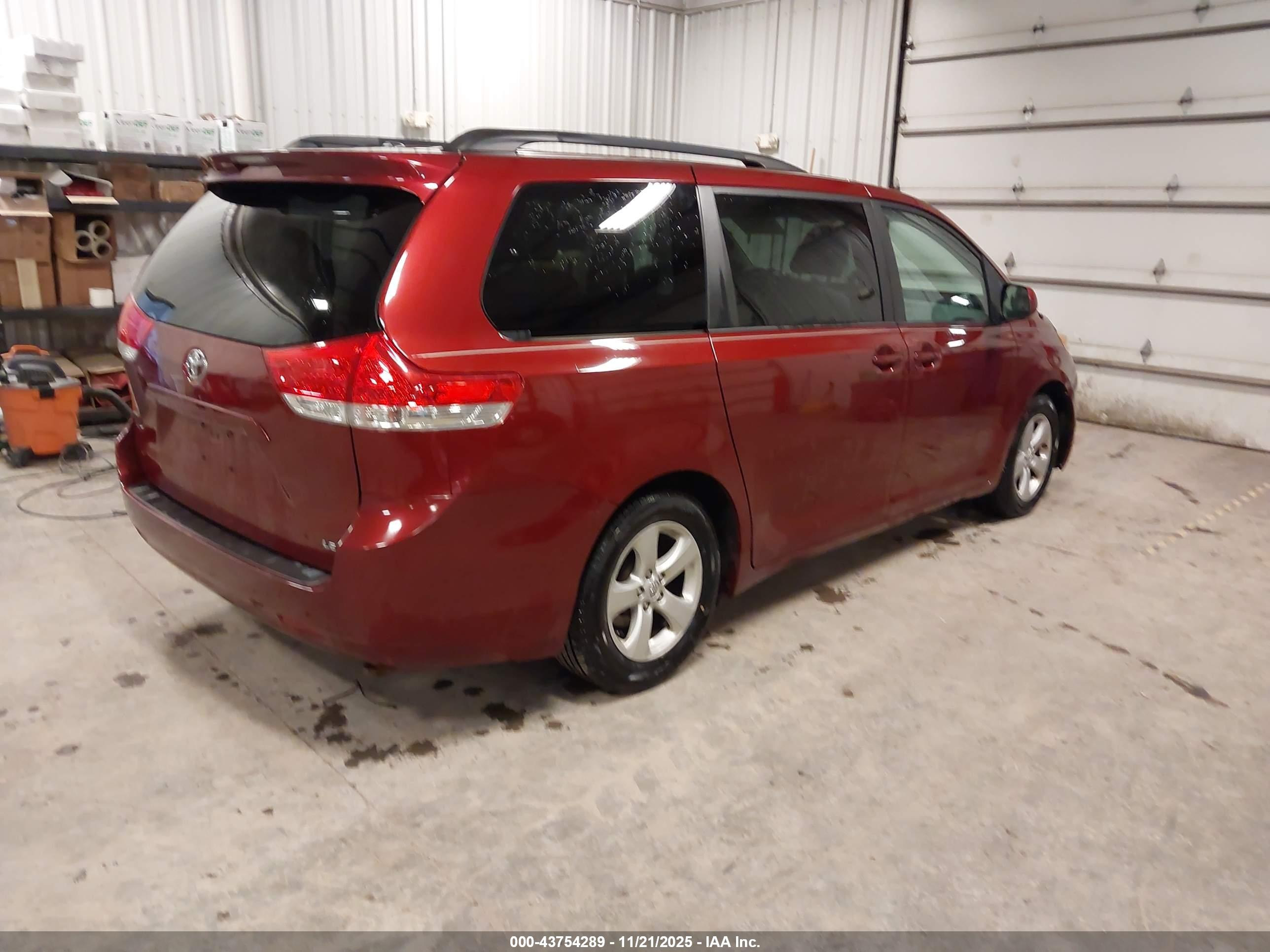 TOYOTA SIENNA image 4