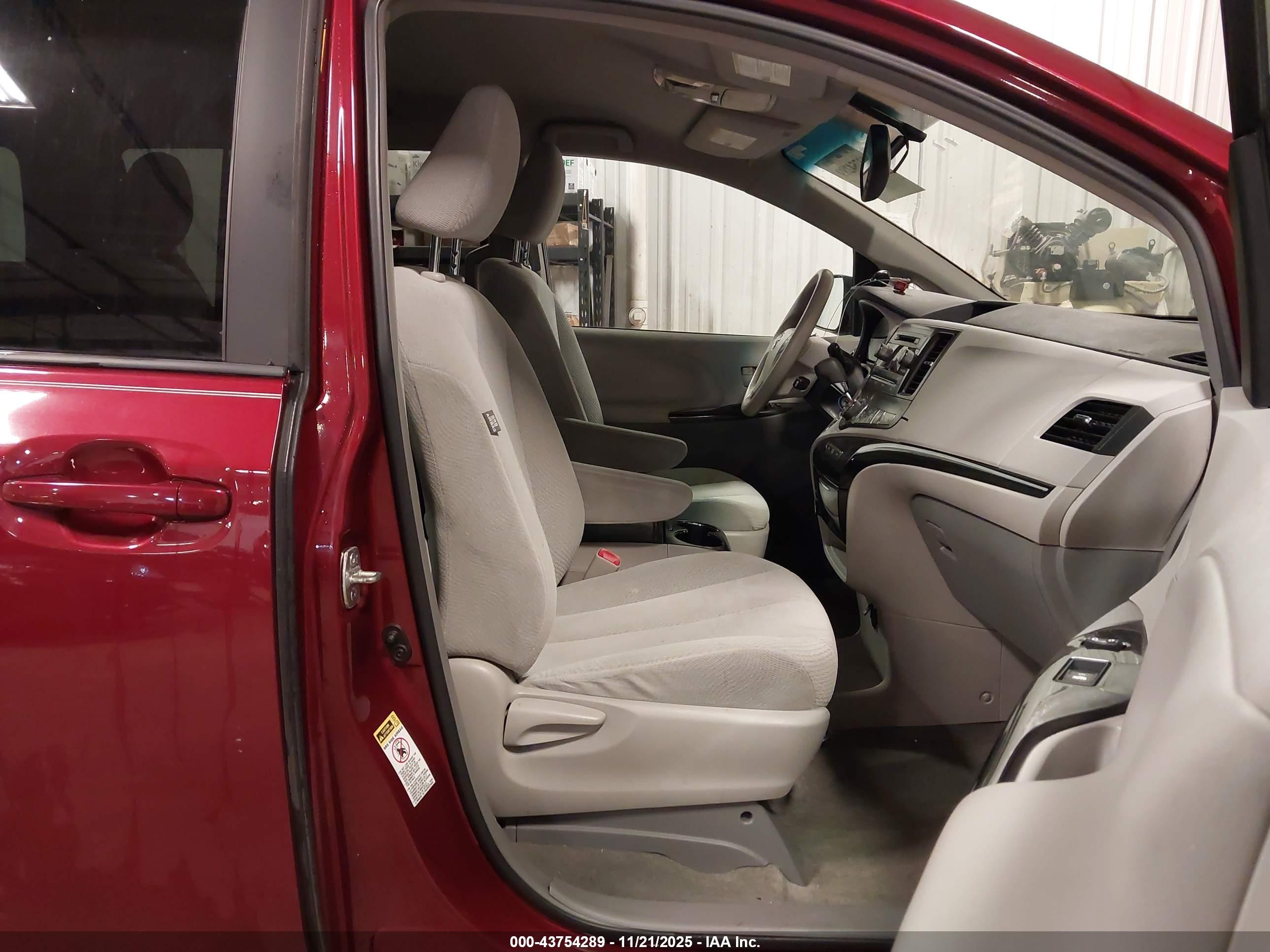 TOYOTA SIENNA image 5