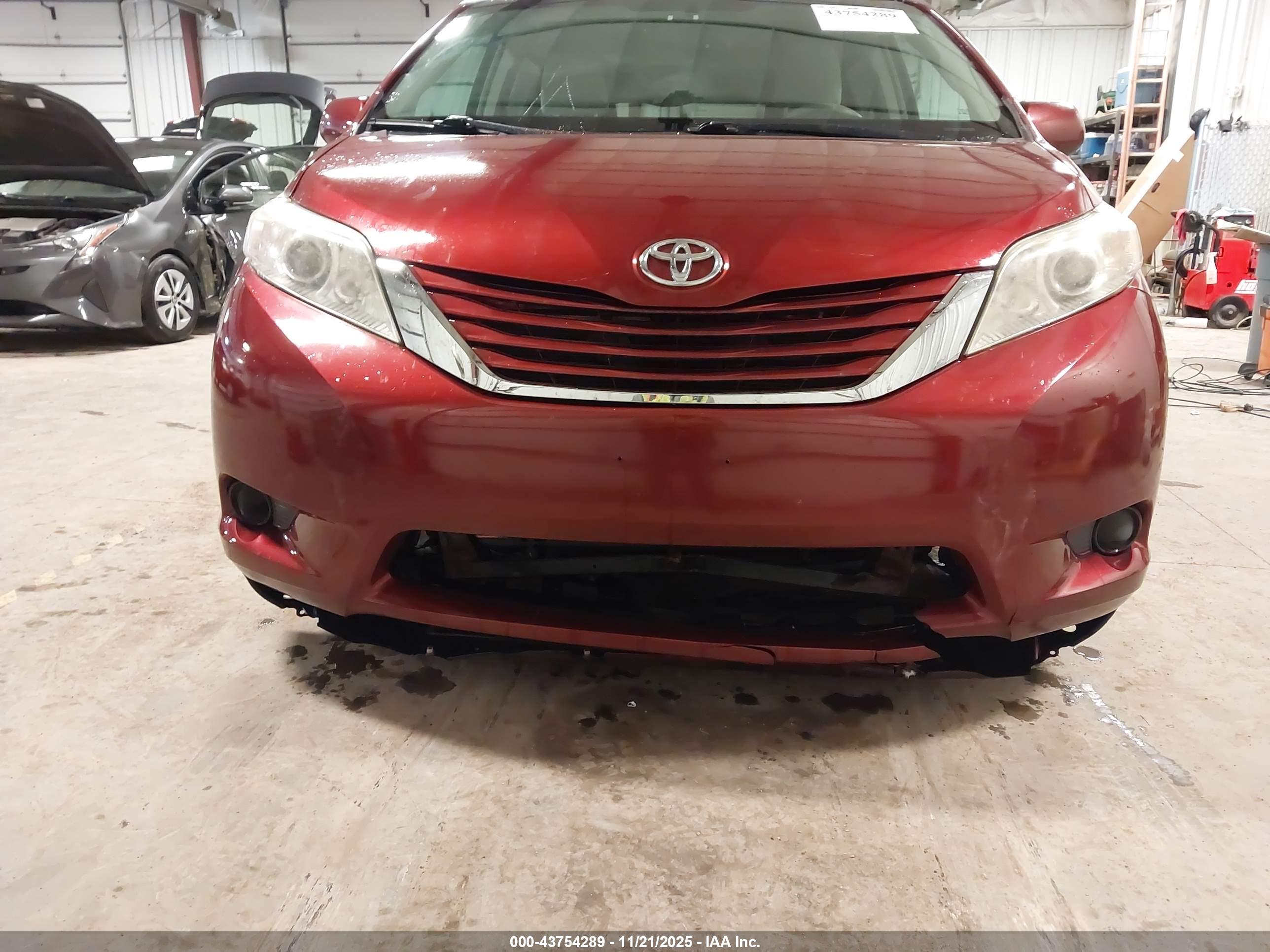 TOYOTA SIENNA image 6