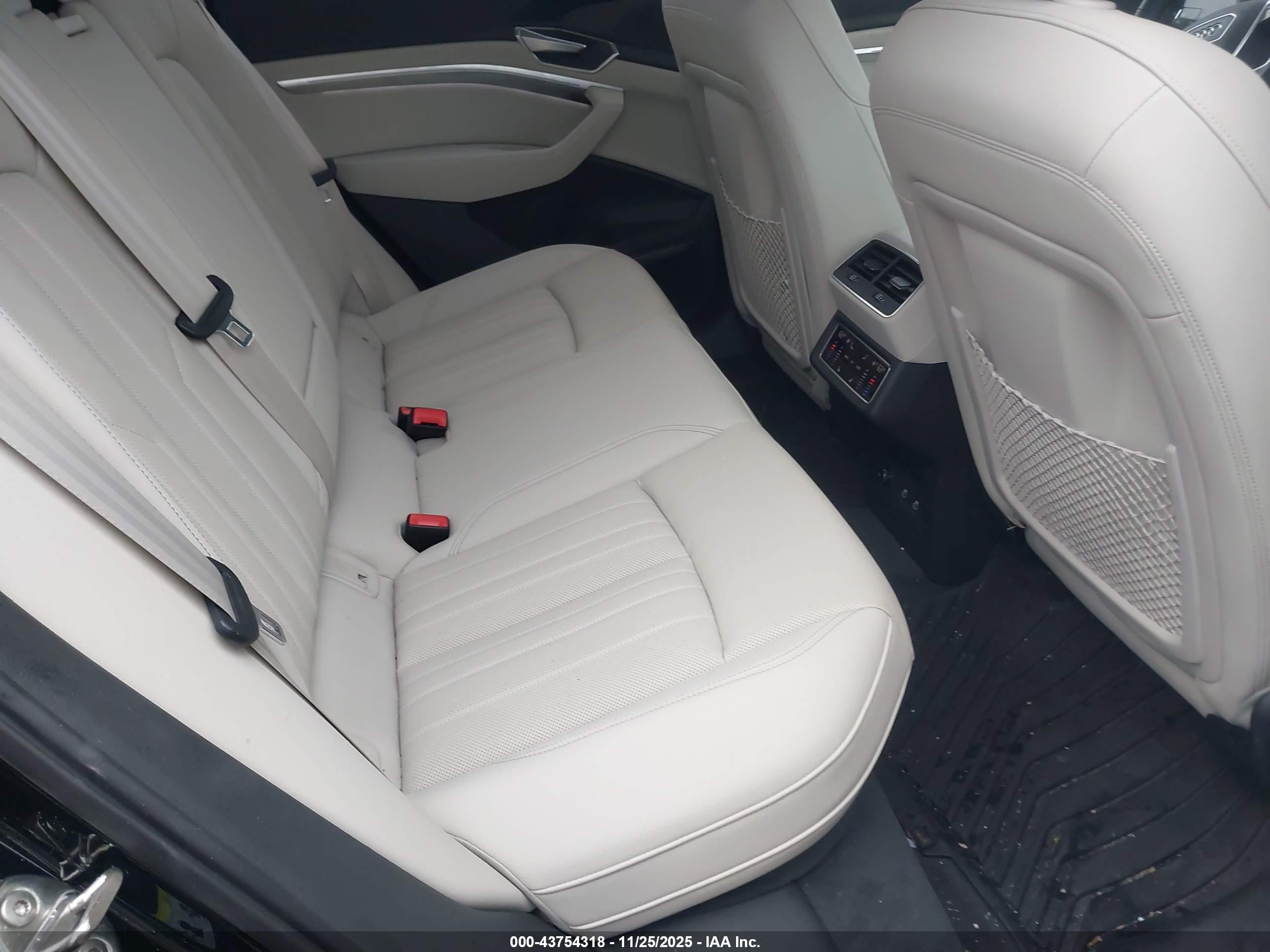 AUDI Q8 image 8