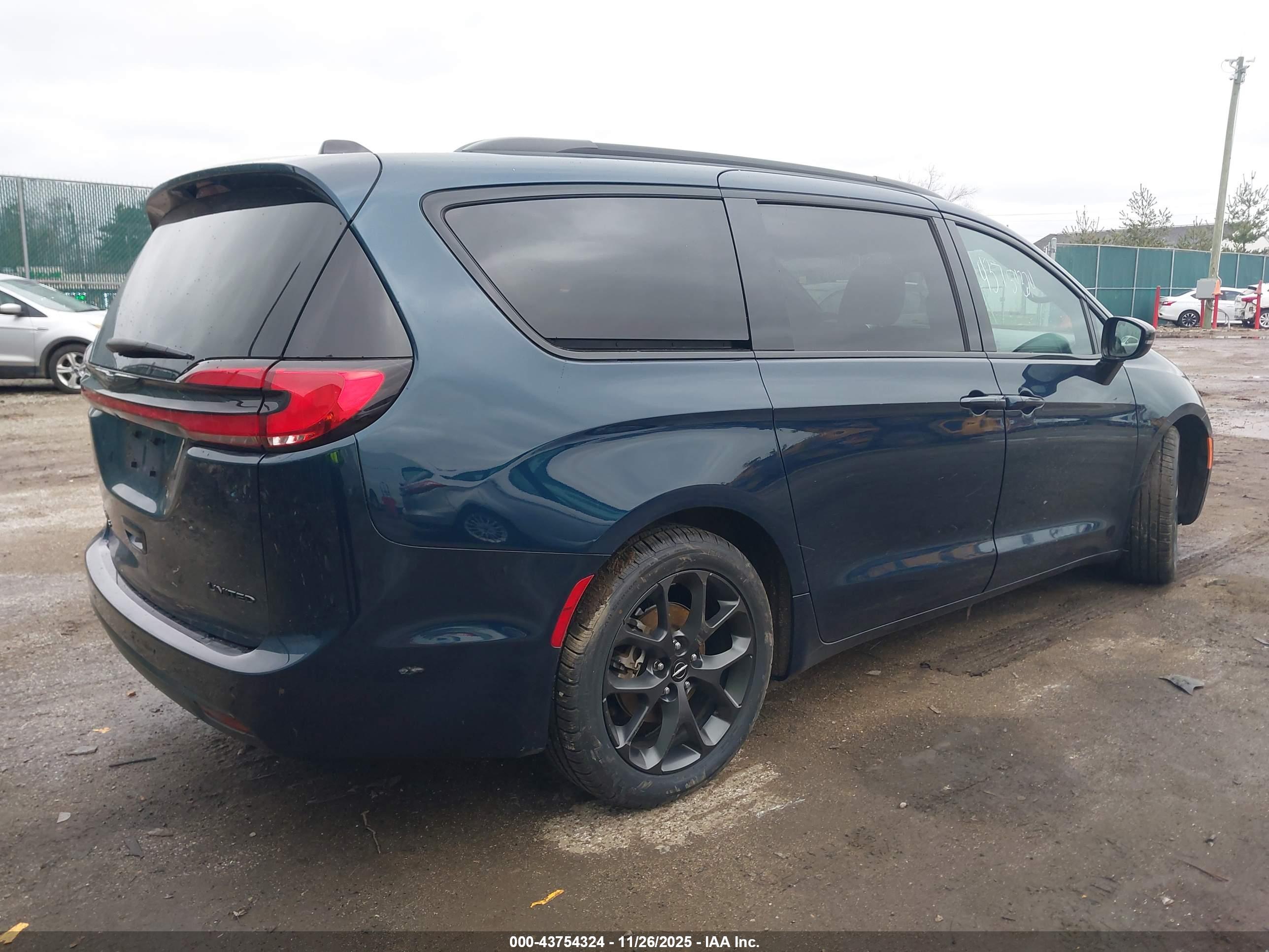 CHRYSLER PACIFICA image 4