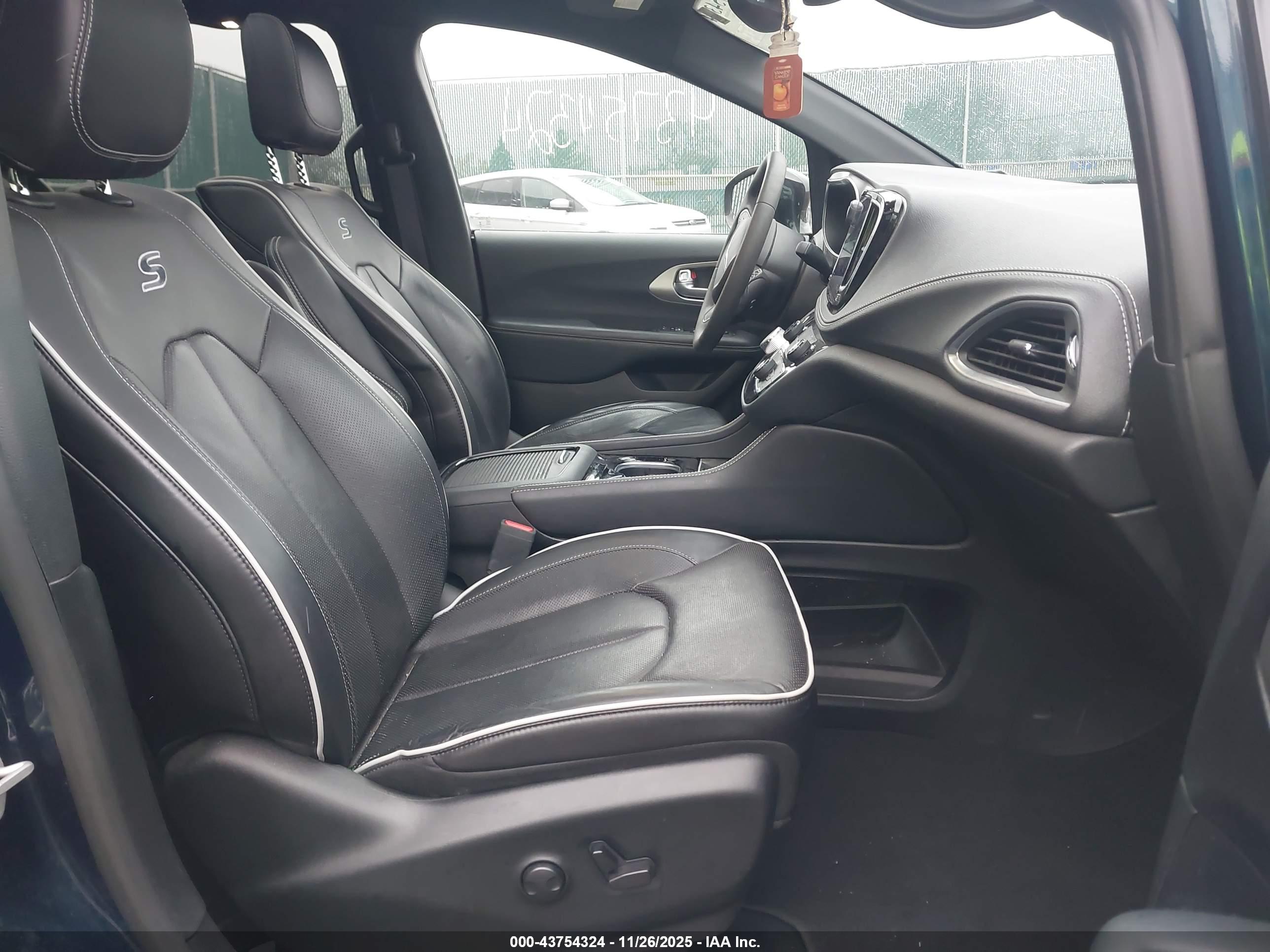 CHRYSLER PACIFICA image 5
