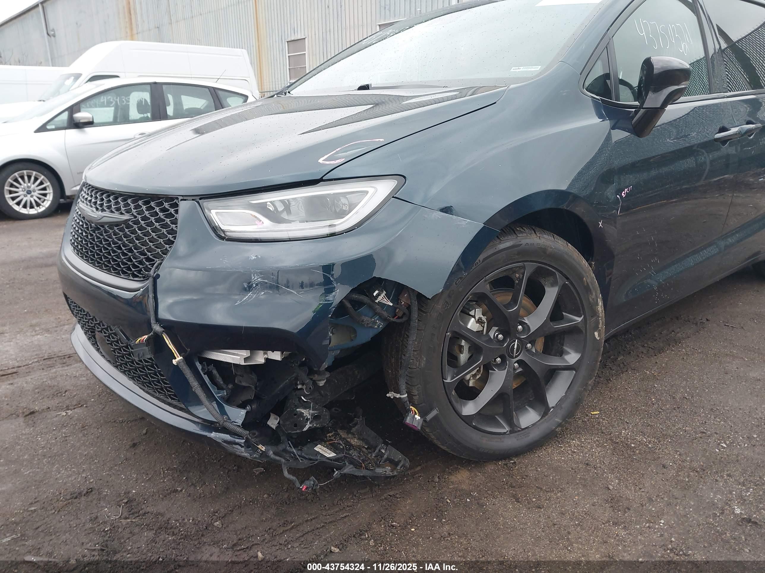 CHRYSLER PACIFICA image 6