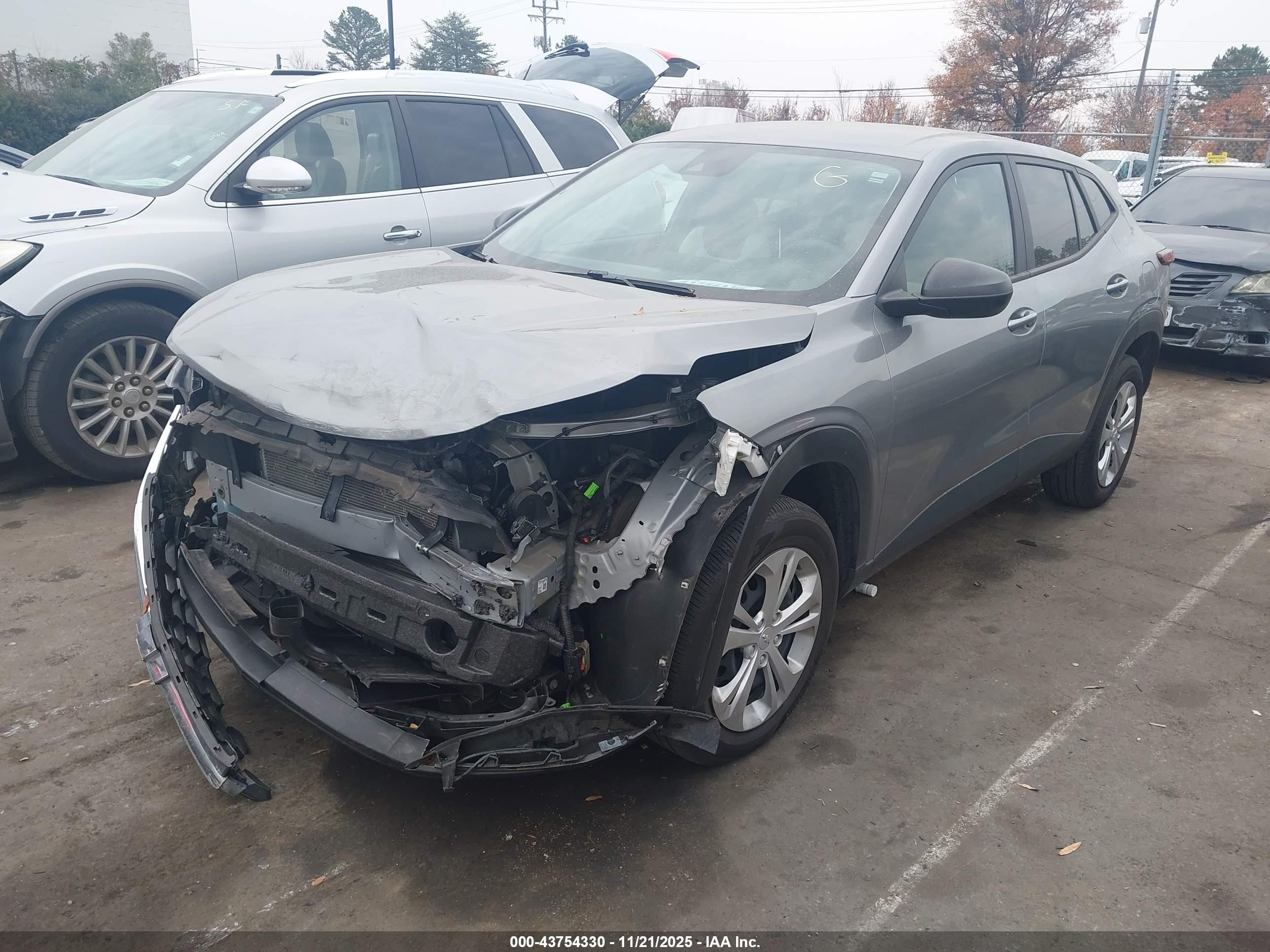 CHEVROLET TRAX image 2