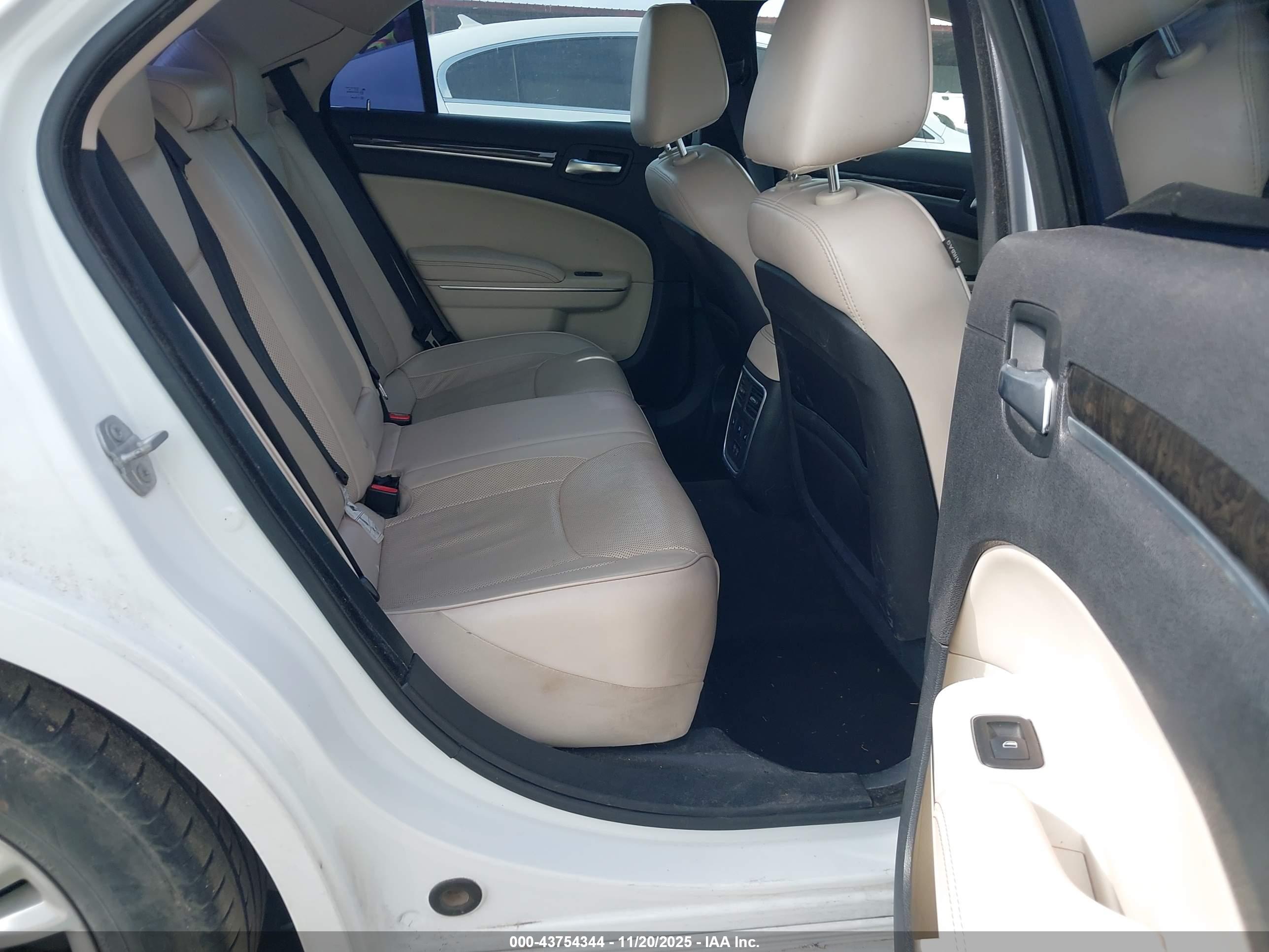 CHRYSLER 300C image 8