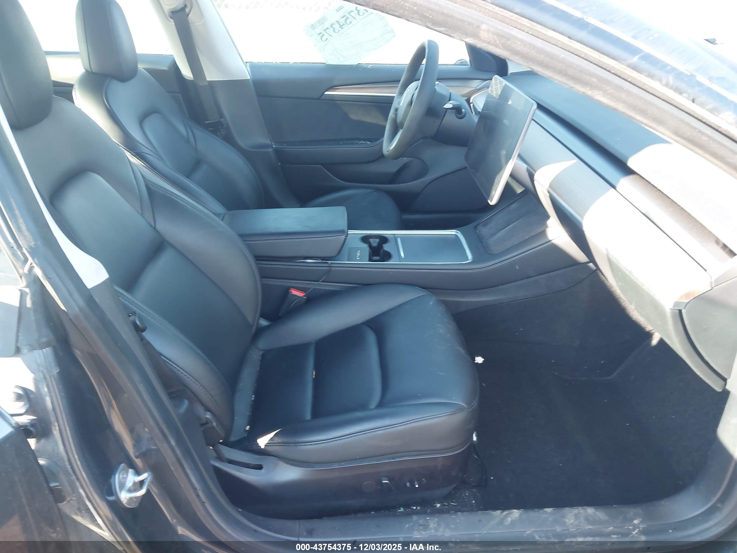 TESLA MODEL image 5