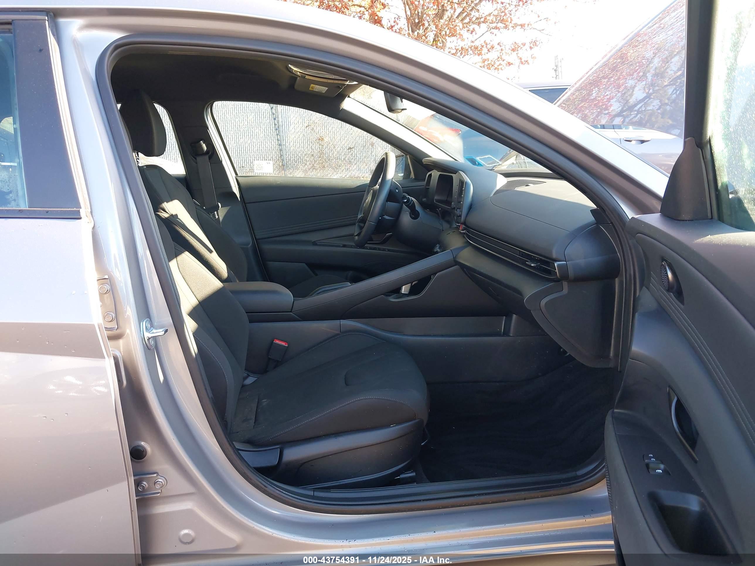 HYUNDAI ELANTRA image 5