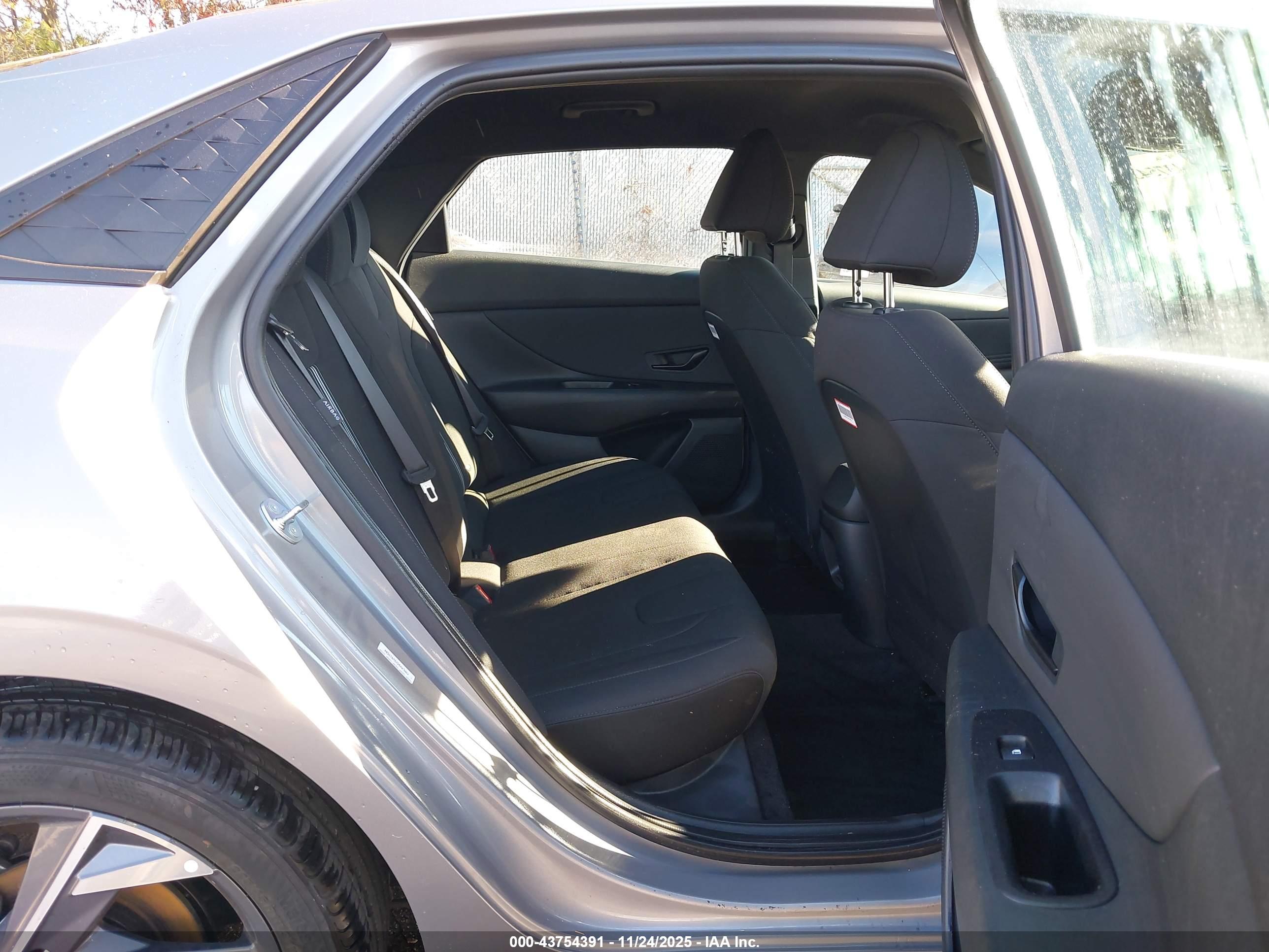 HYUNDAI ELANTRA image 8