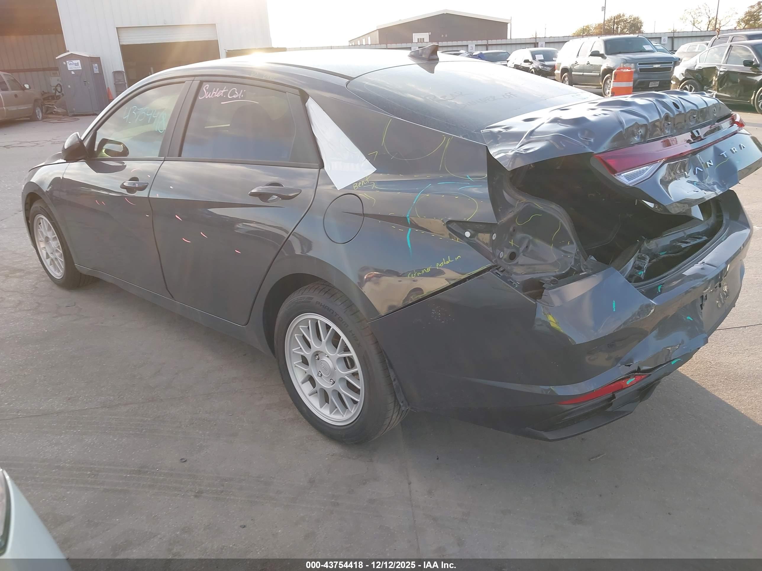 HYUNDAI ELANTRA image 3
