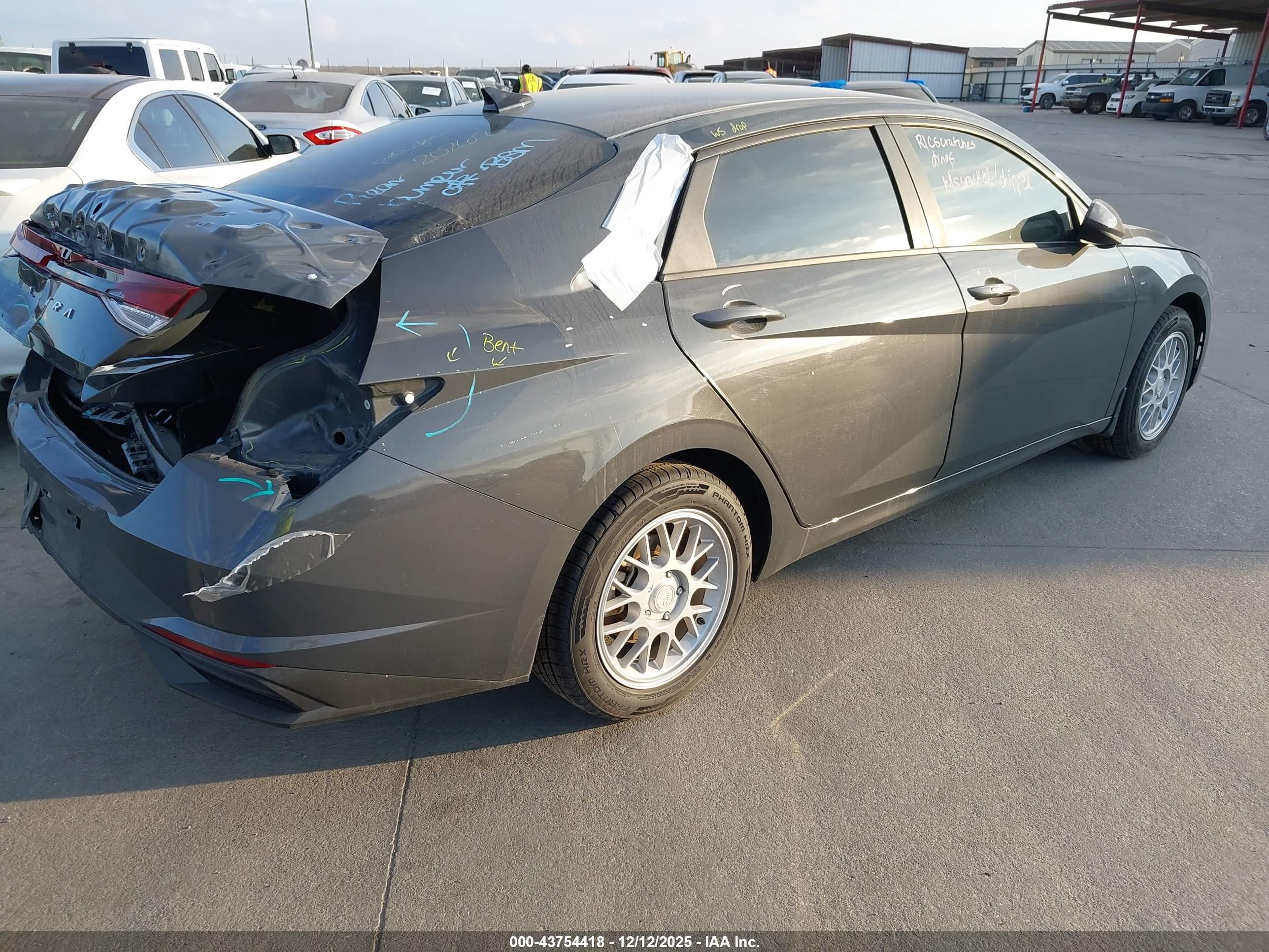HYUNDAI ELANTRA image 4