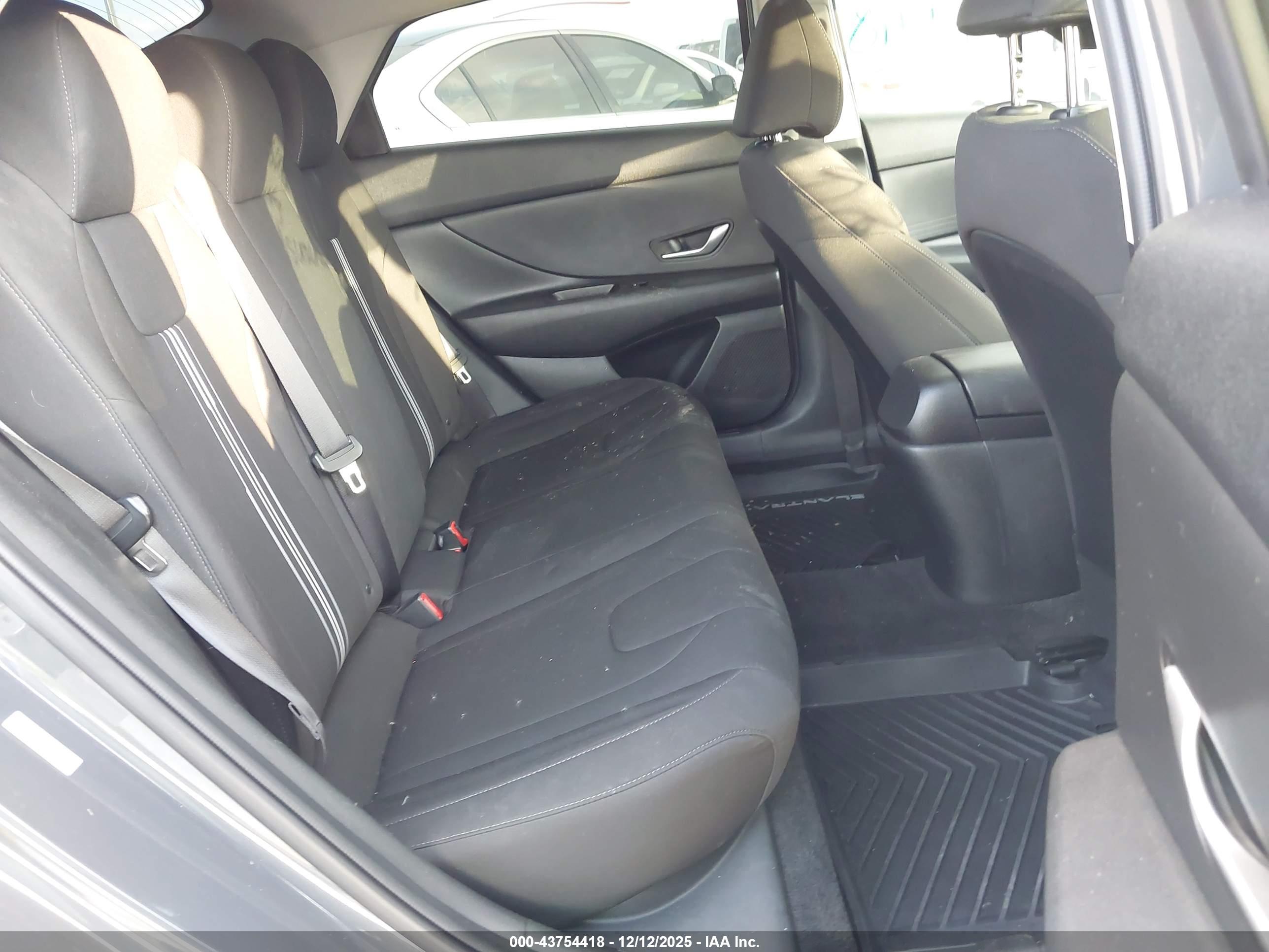 HYUNDAI ELANTRA image 8