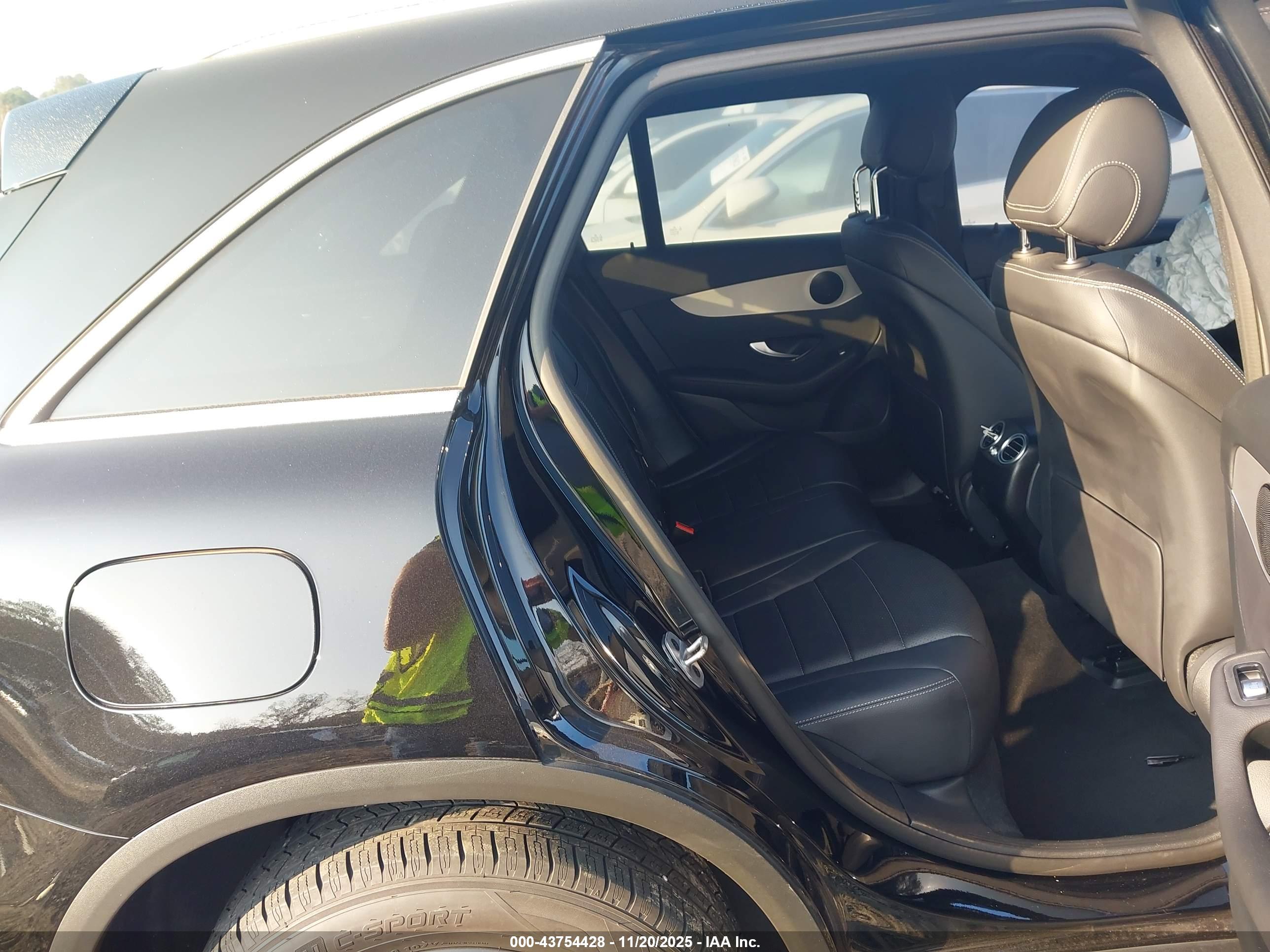 MERCEDES-BENZ GLC image 8