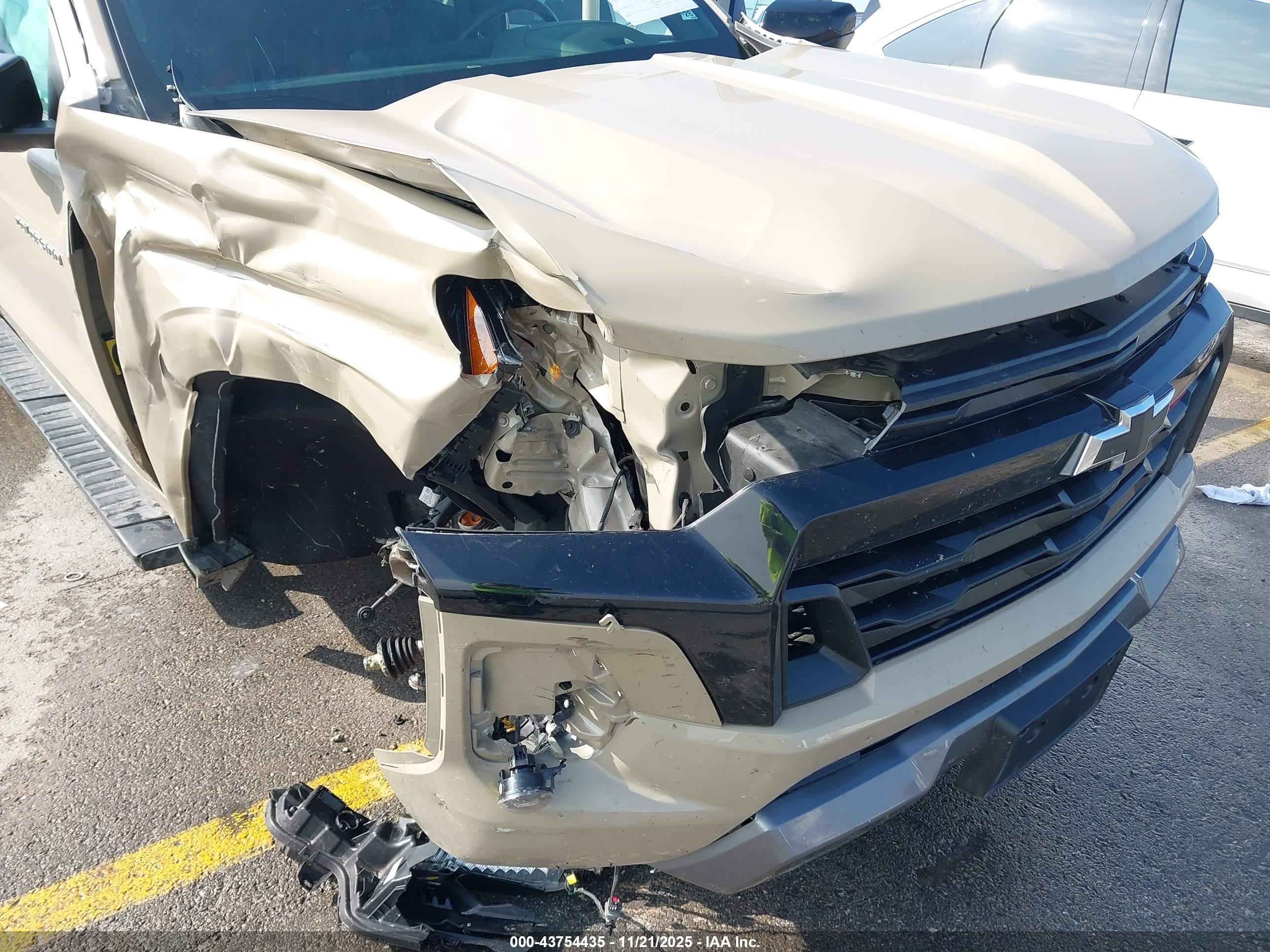 CHEVROLET COLORADO image 6