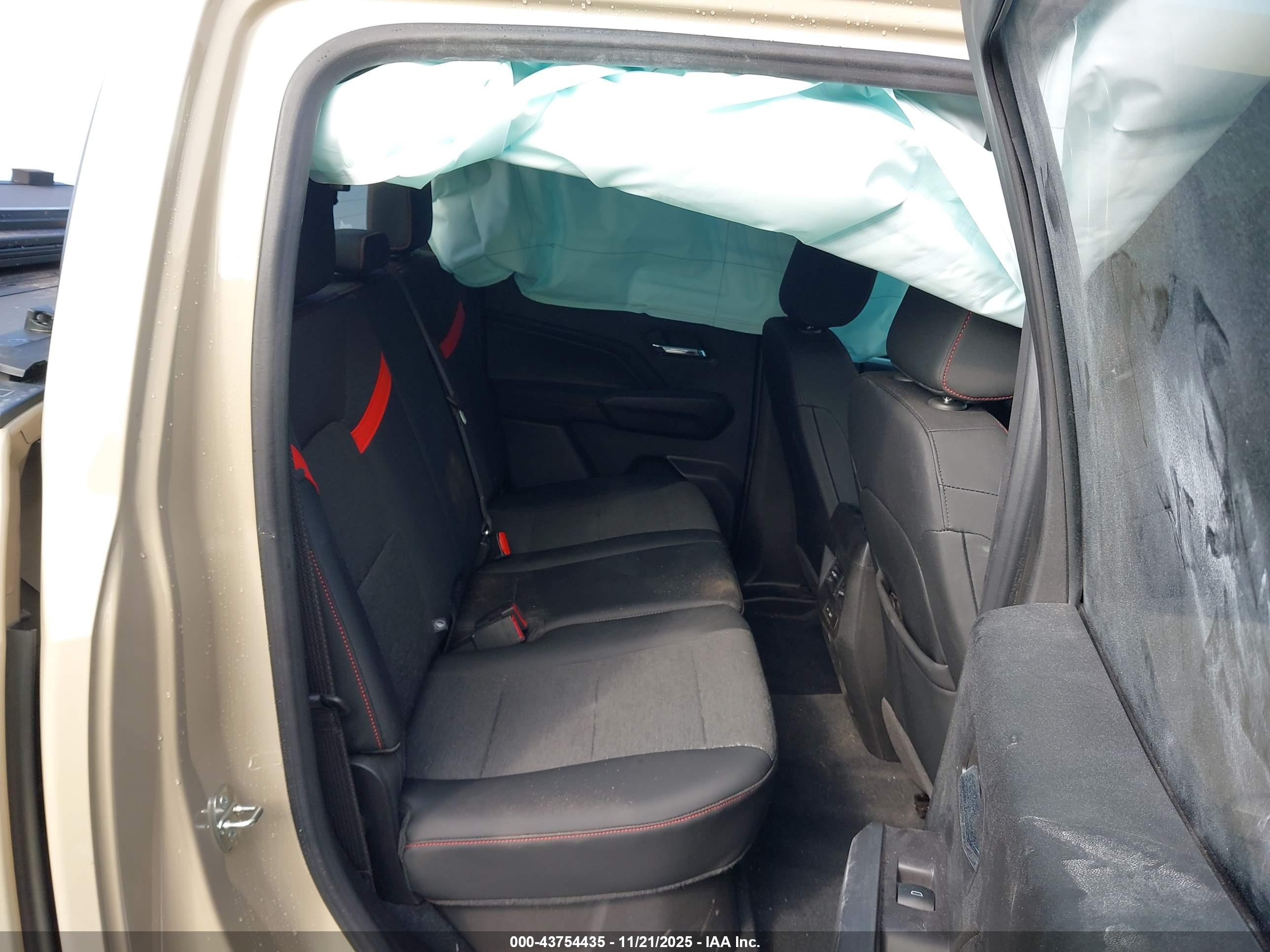 CHEVROLET COLORADO image 8