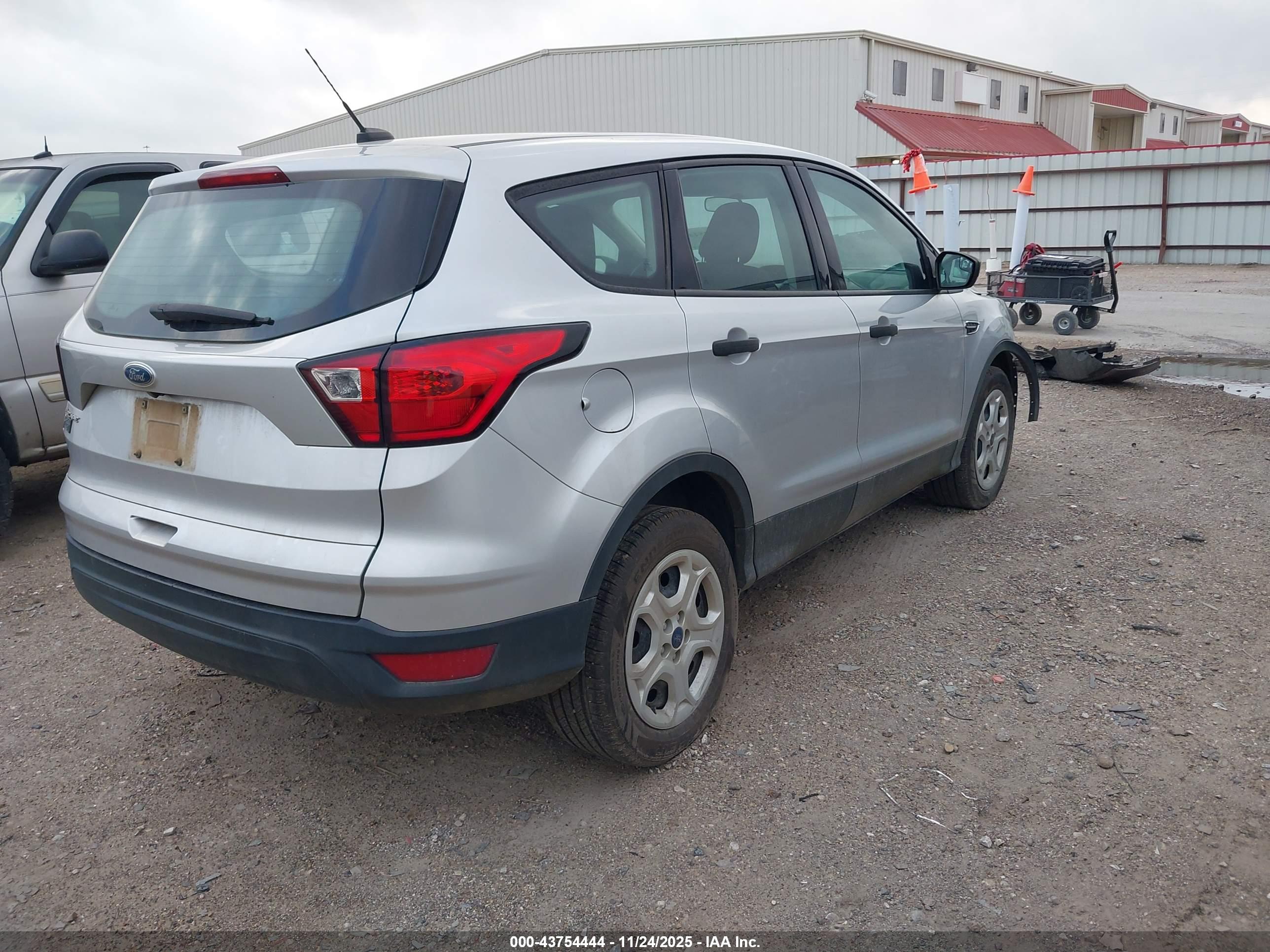 FORD ESCAPE image 4