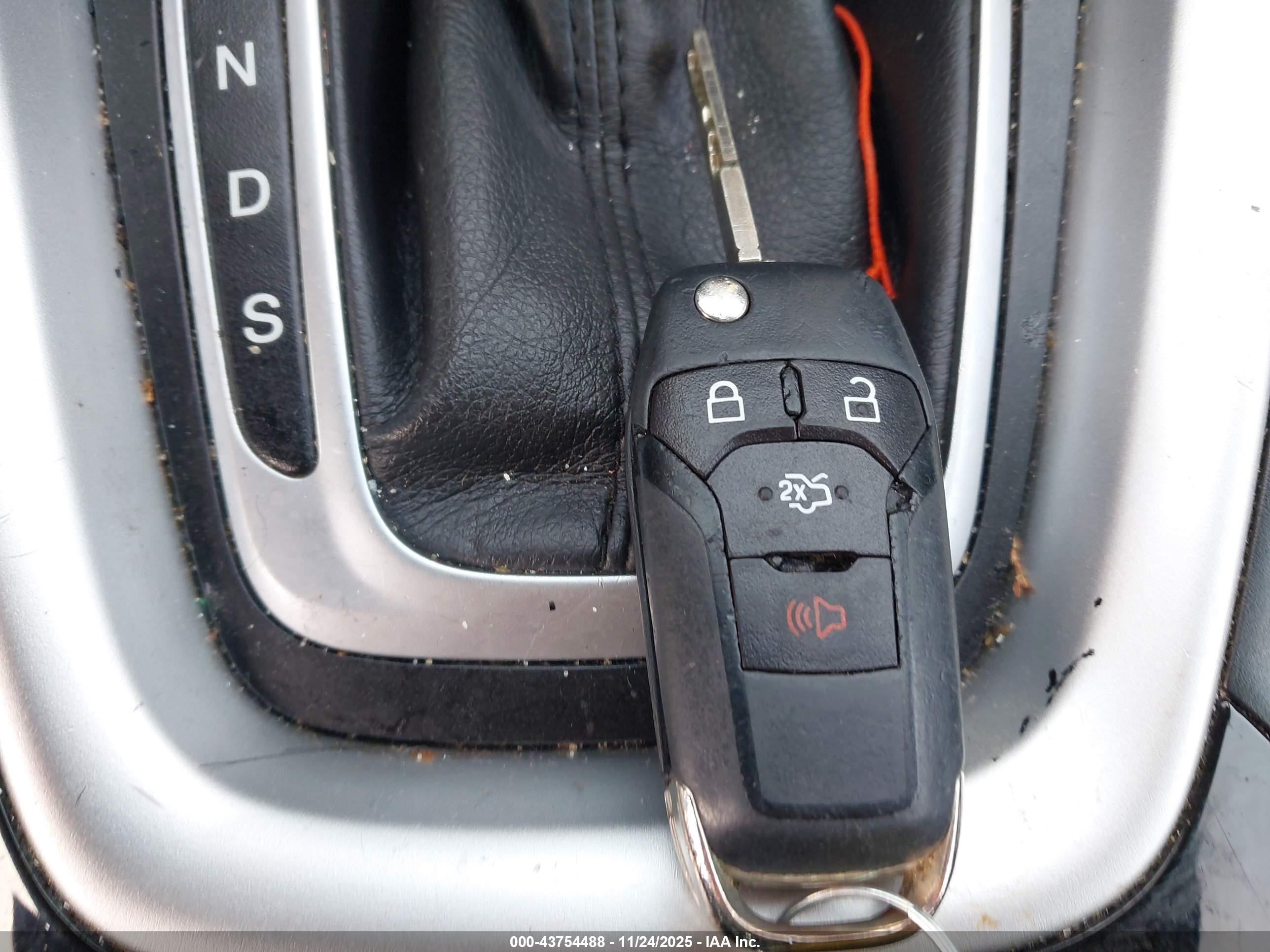 FORD FUSION image 11