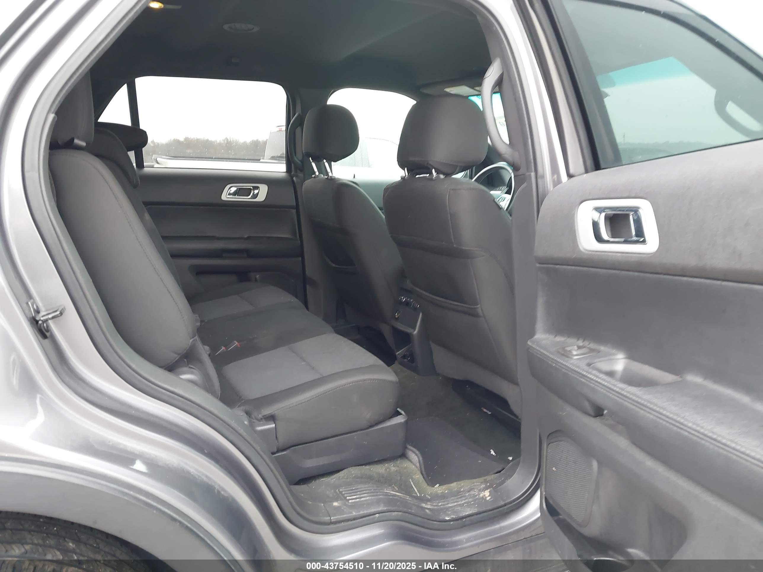 FORD EXPLORER image 8