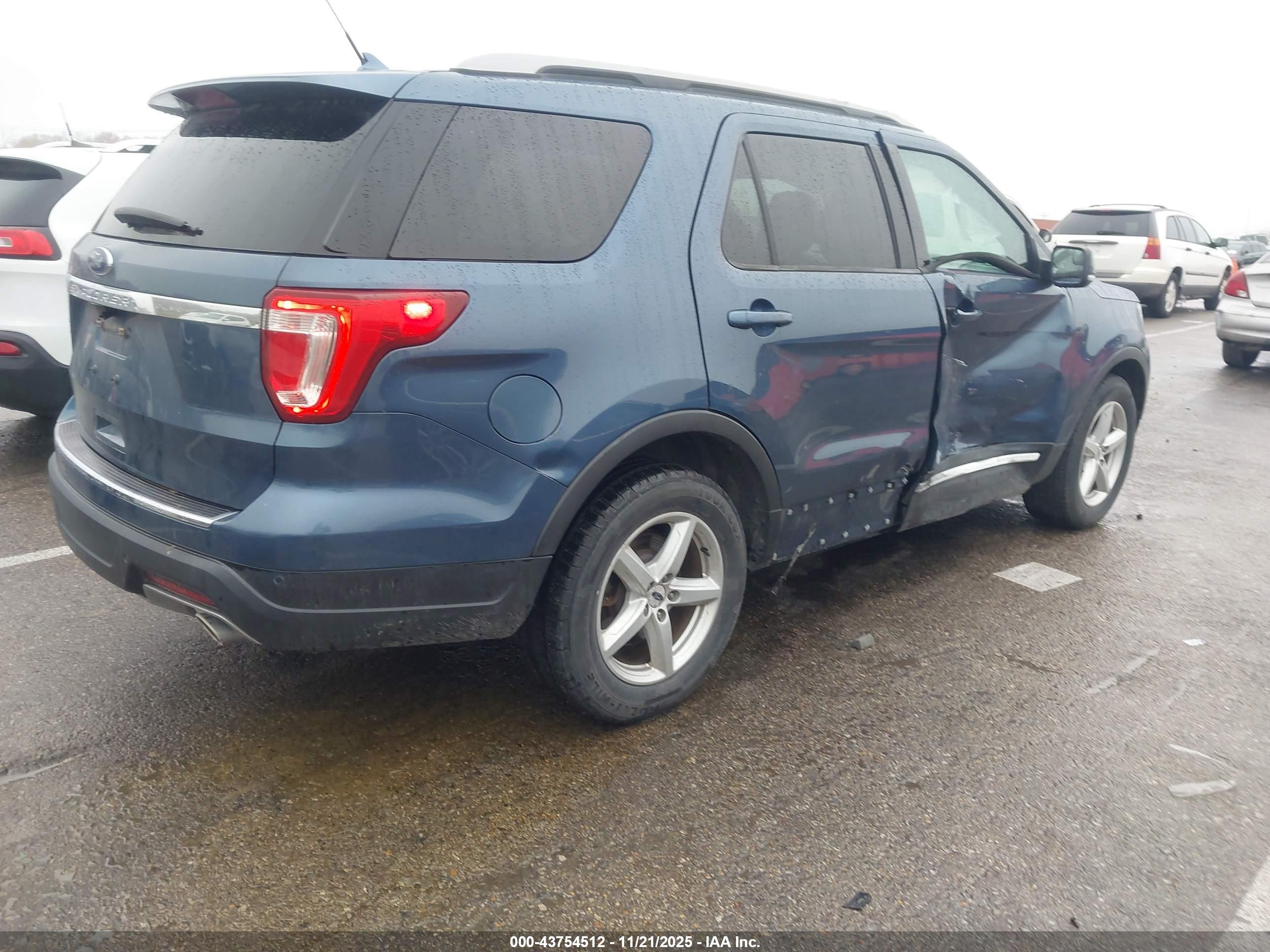 FORD EXPLORER image 4