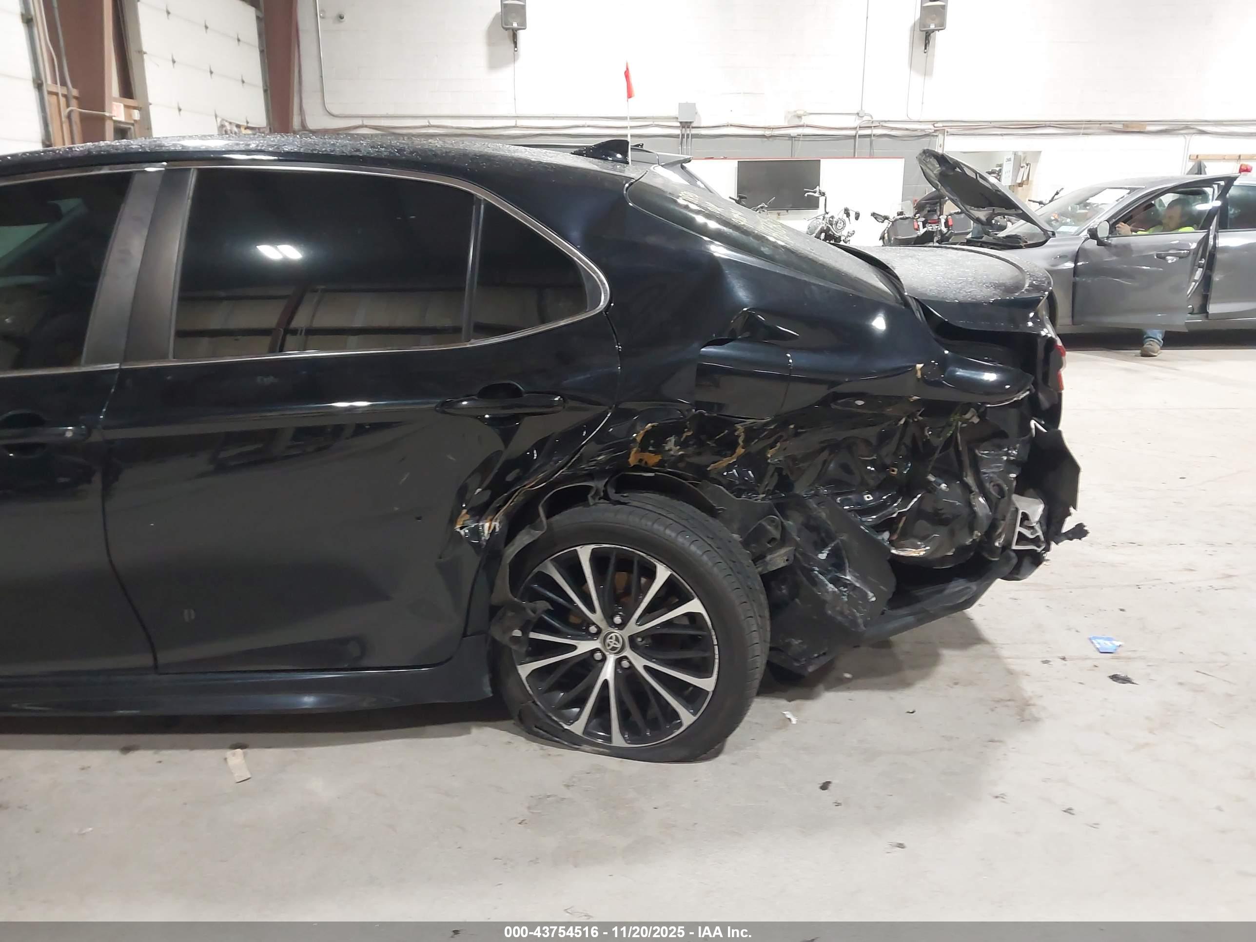 TOYOTA CAMRY image 6