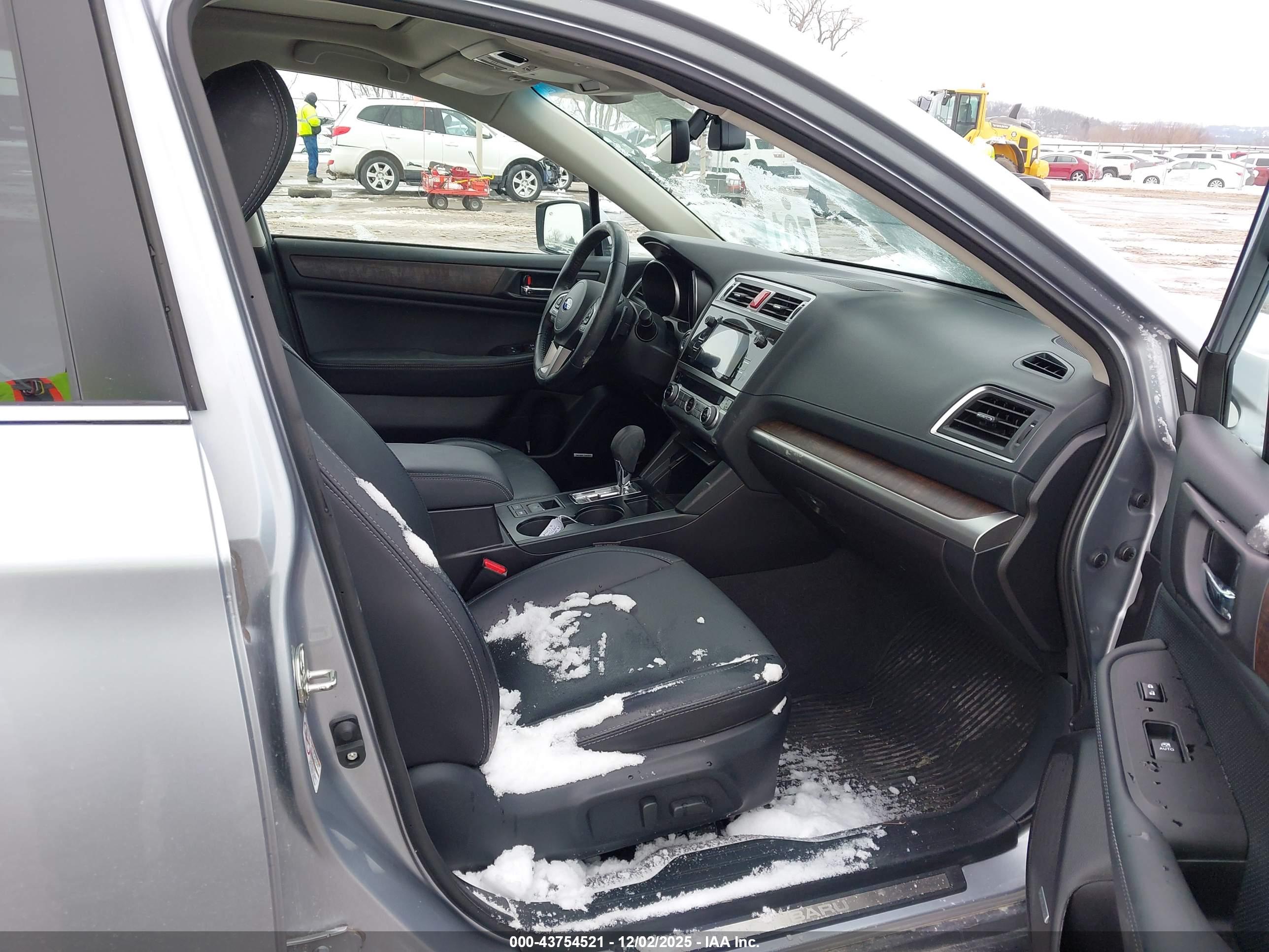 SUBARU OUTBACK image 5