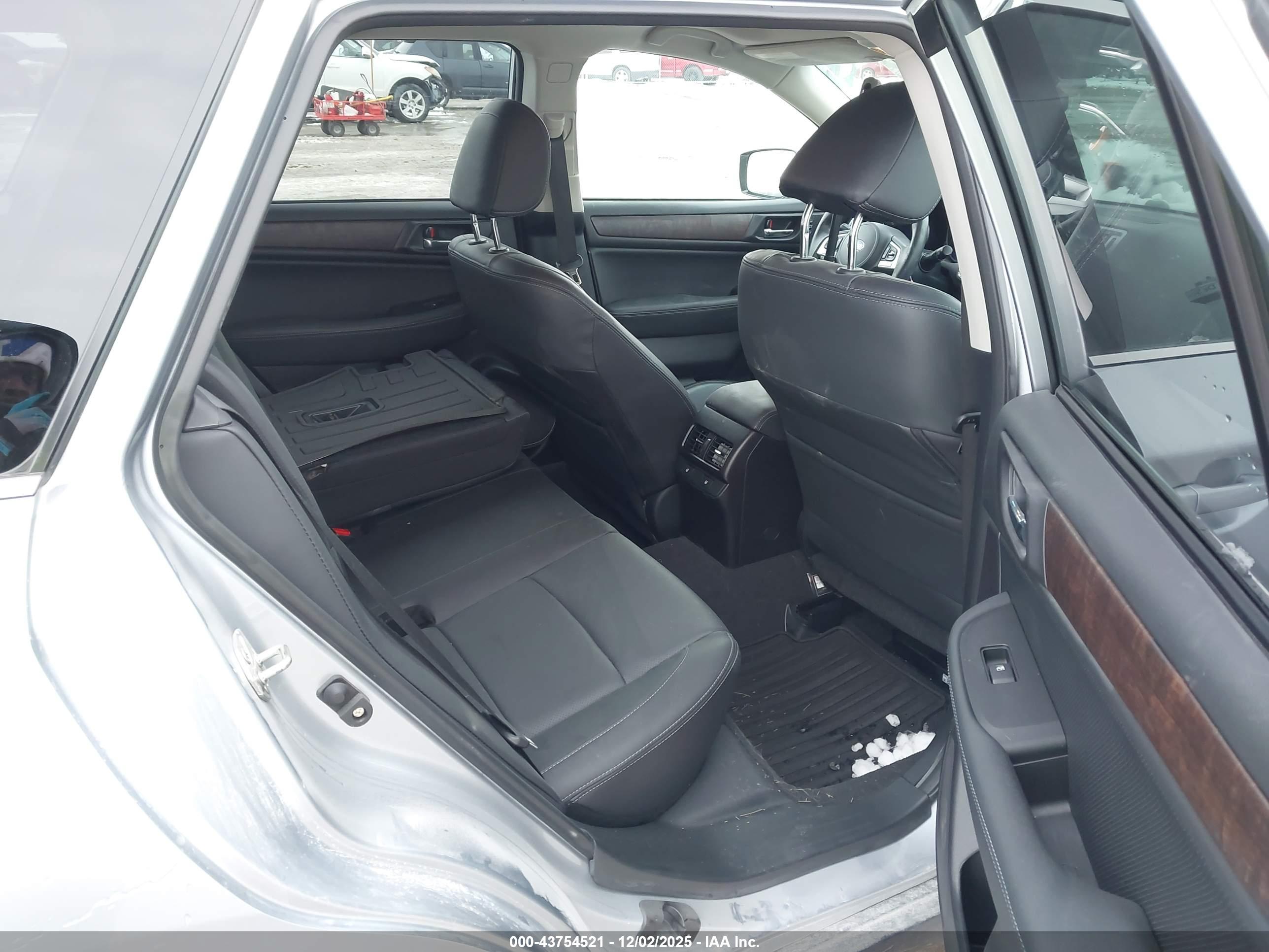SUBARU OUTBACK image 8
