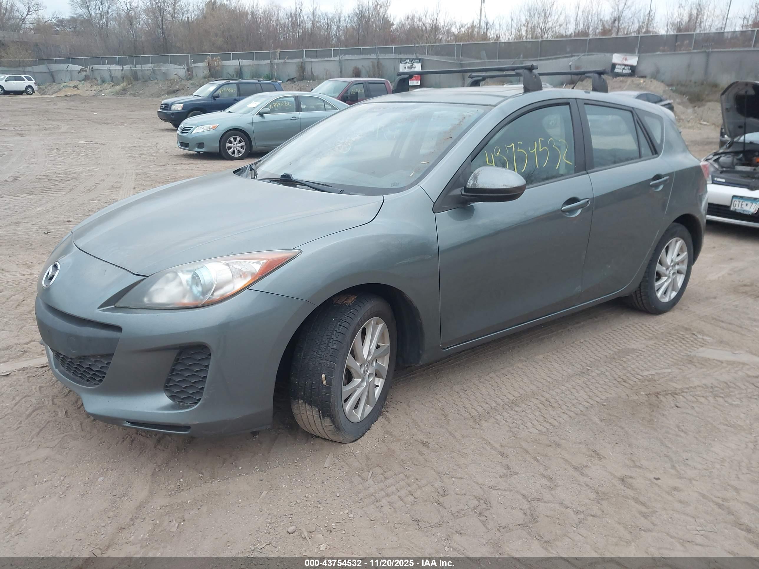 MAZDA MAZDA3 image 2