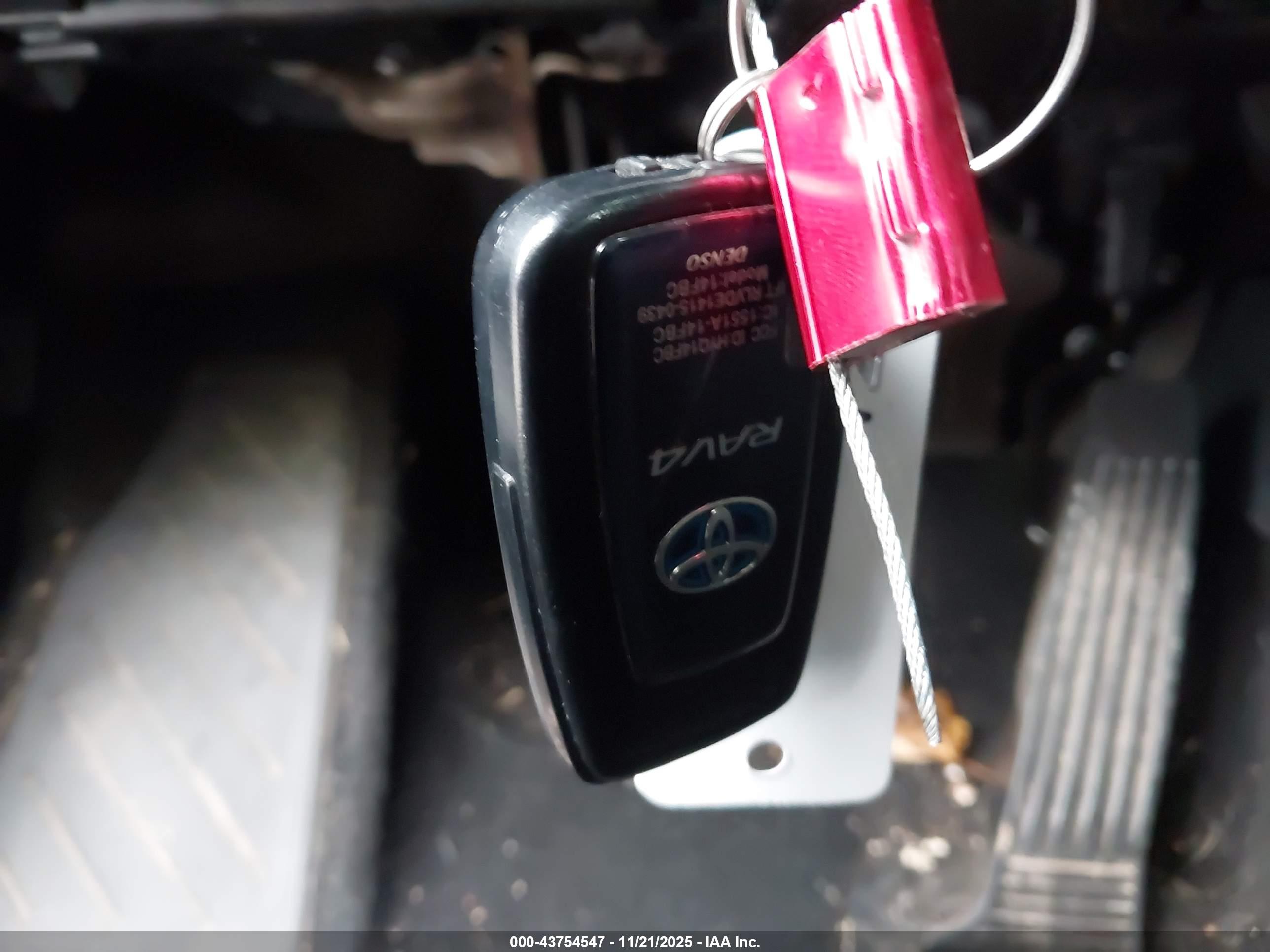 TOYOTA RAV4 image 11