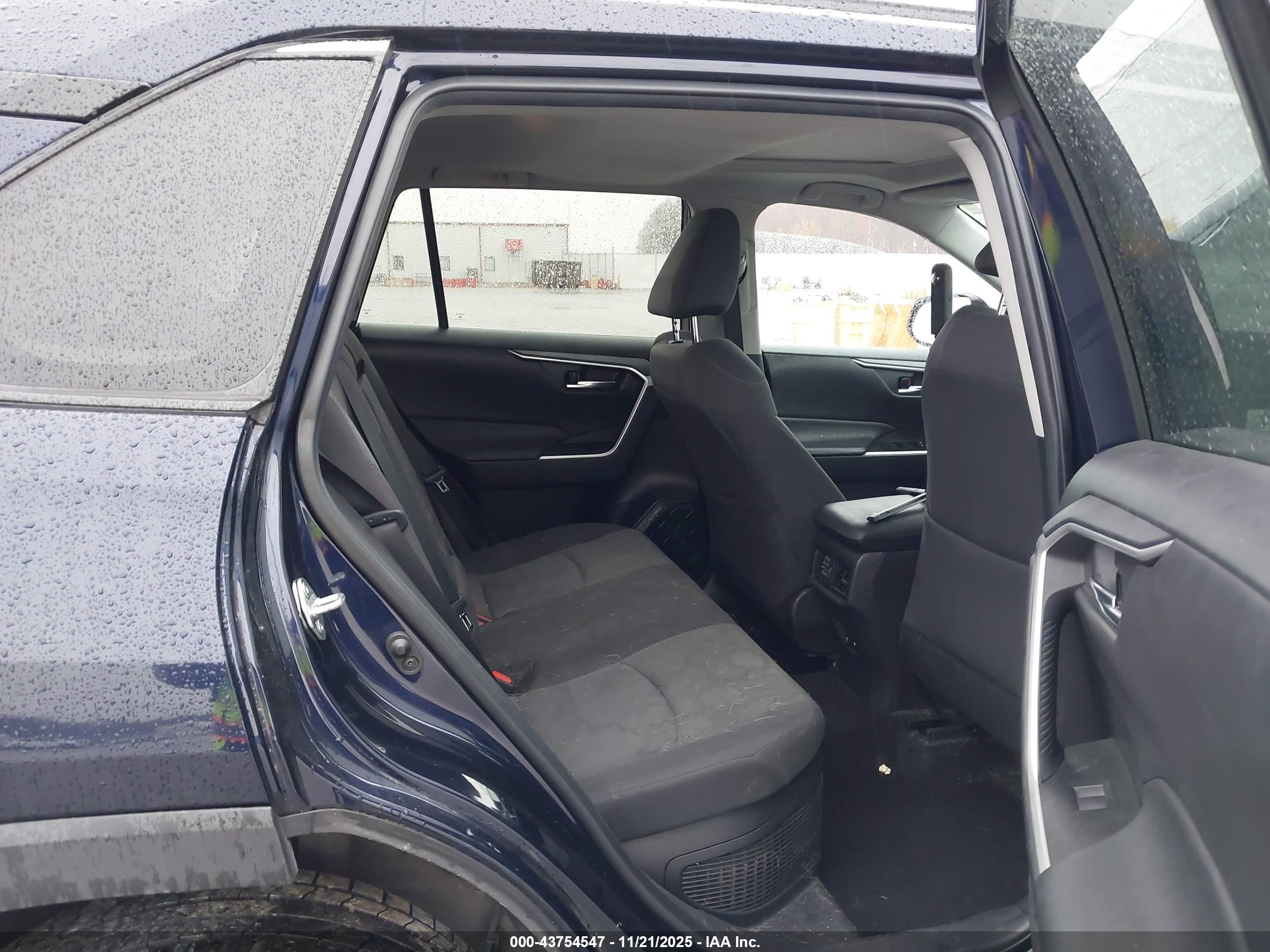 TOYOTA RAV4 image 8