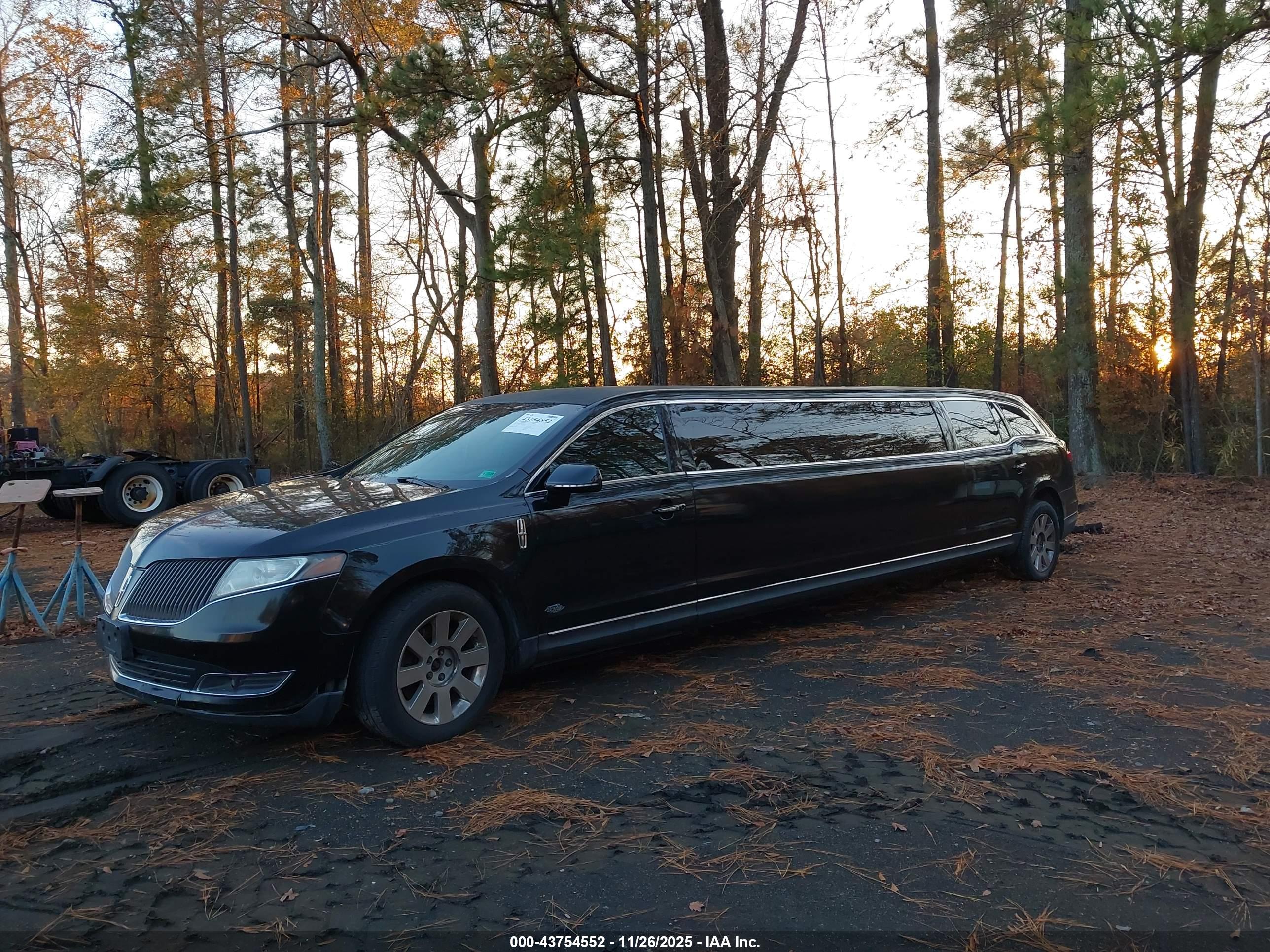 LINCOLN MKT image 2