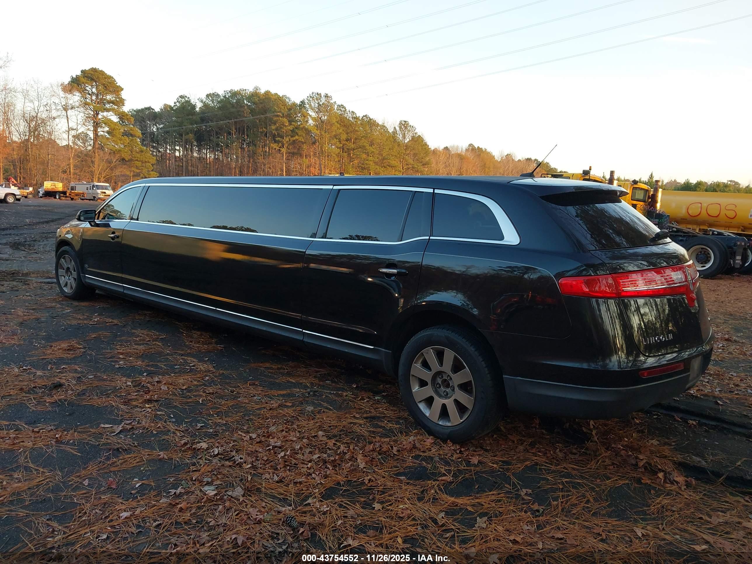 LINCOLN MKT image 3