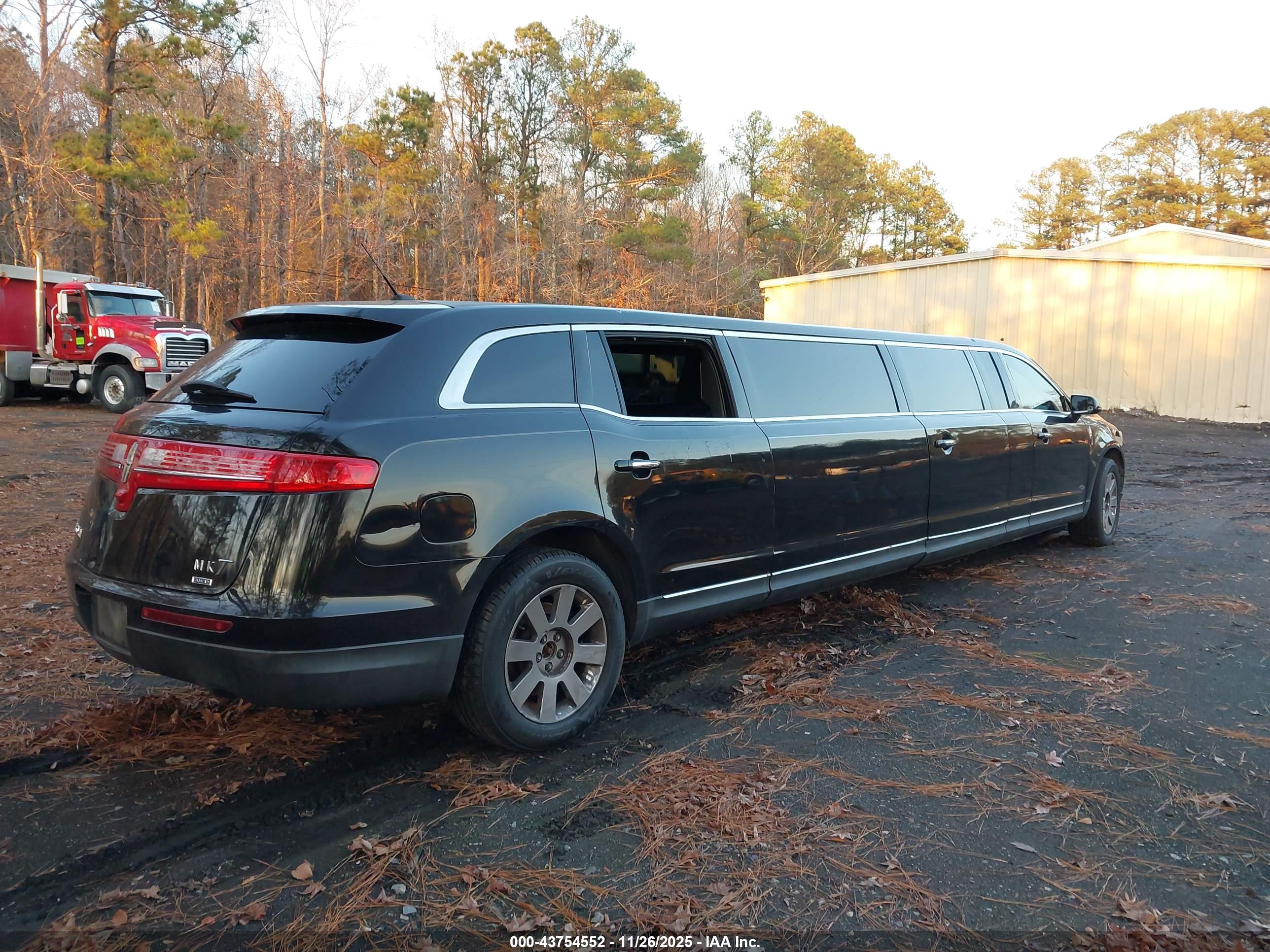 LINCOLN MKT image 4