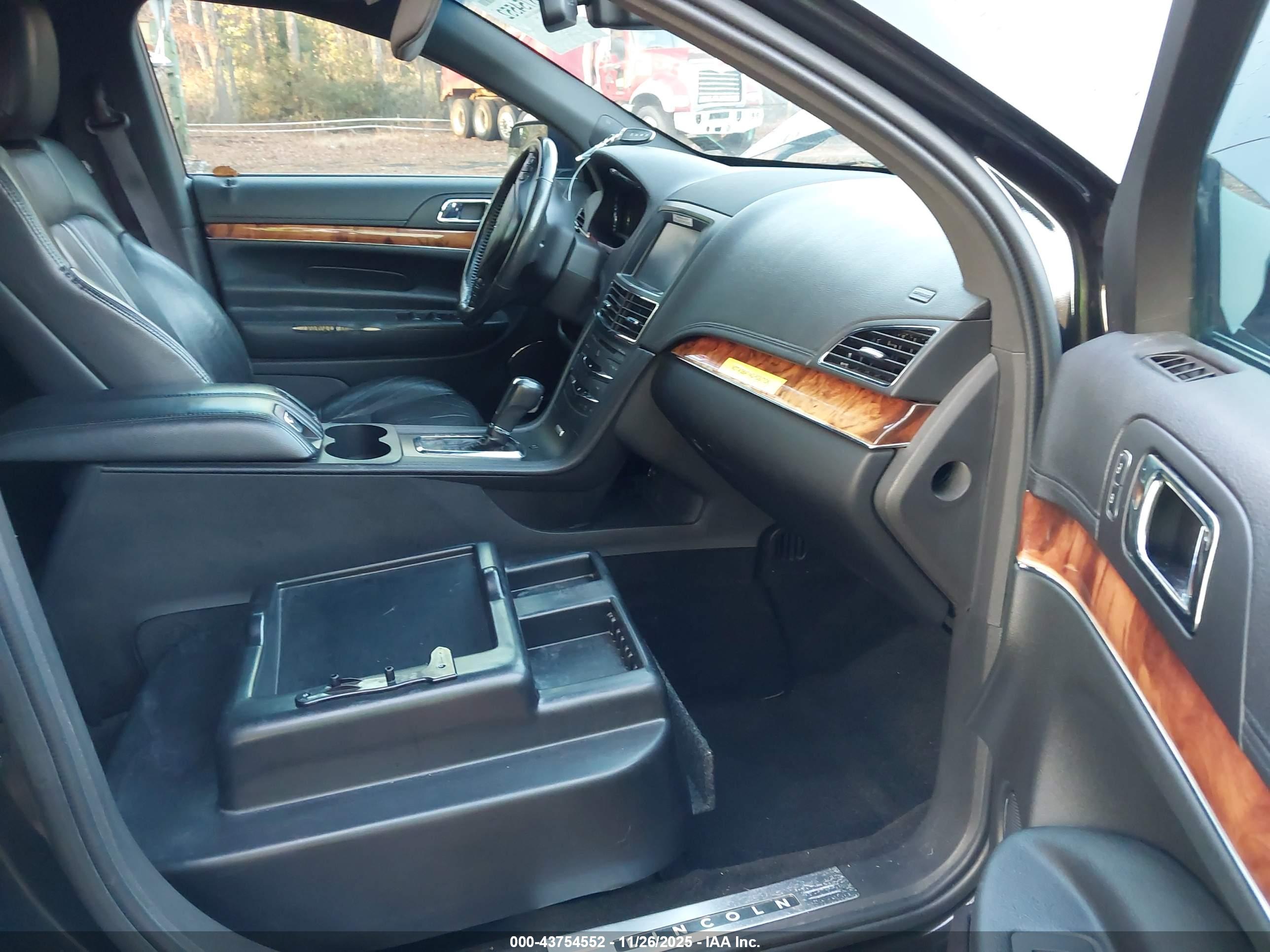 LINCOLN MKT image 5