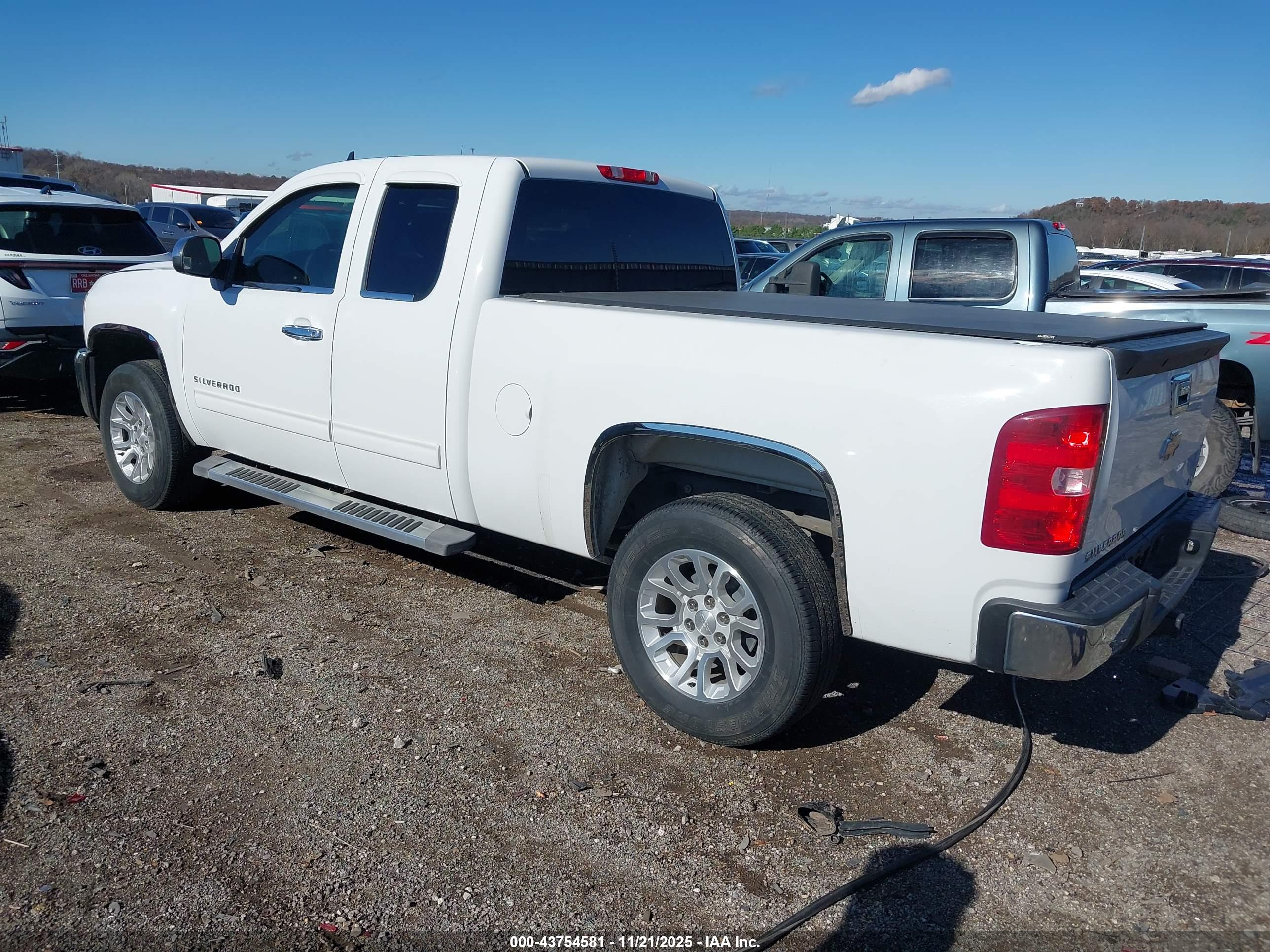 CHEVROLET SILVERADO image 3