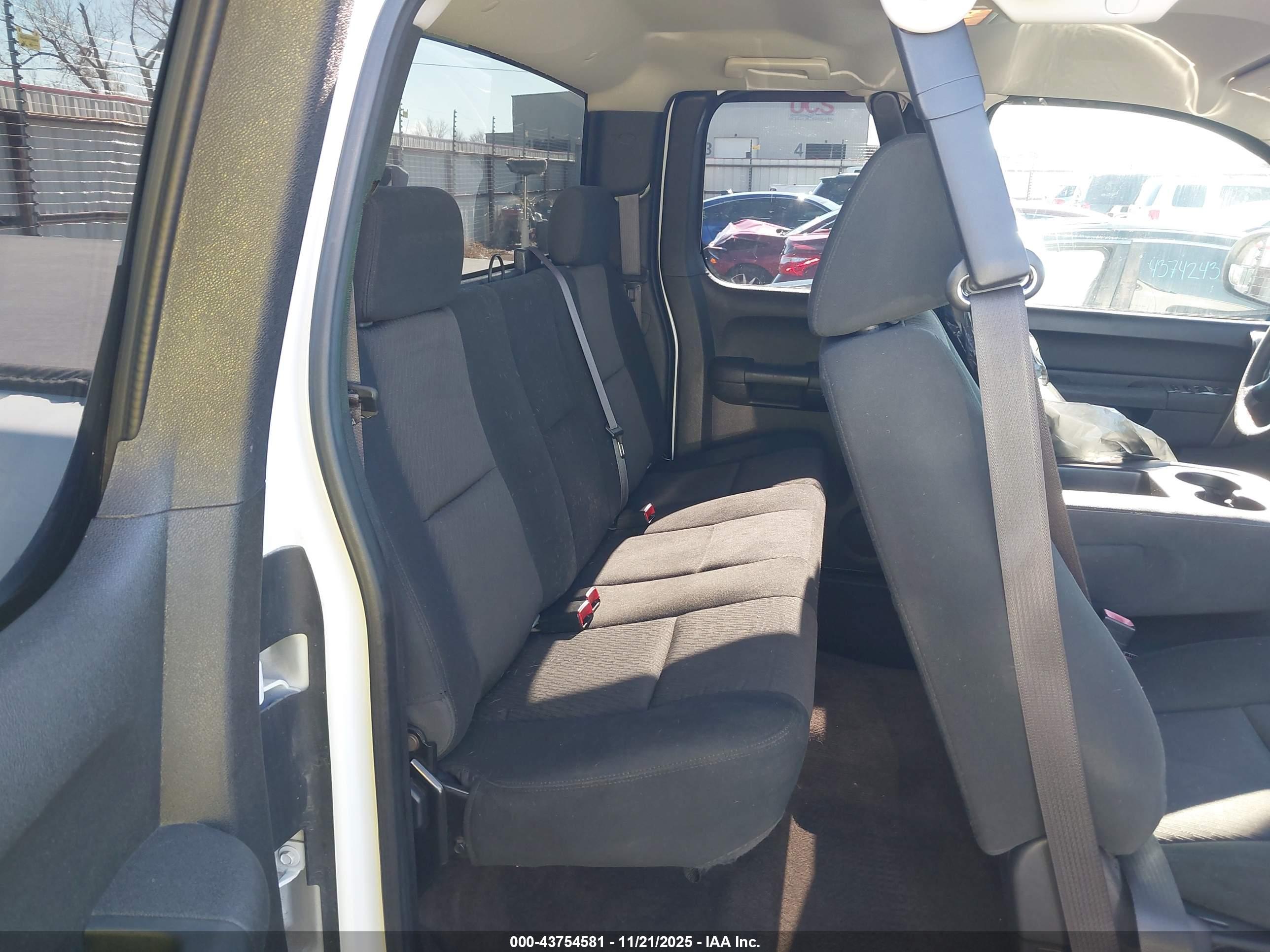 CHEVROLET SILVERADO image 8