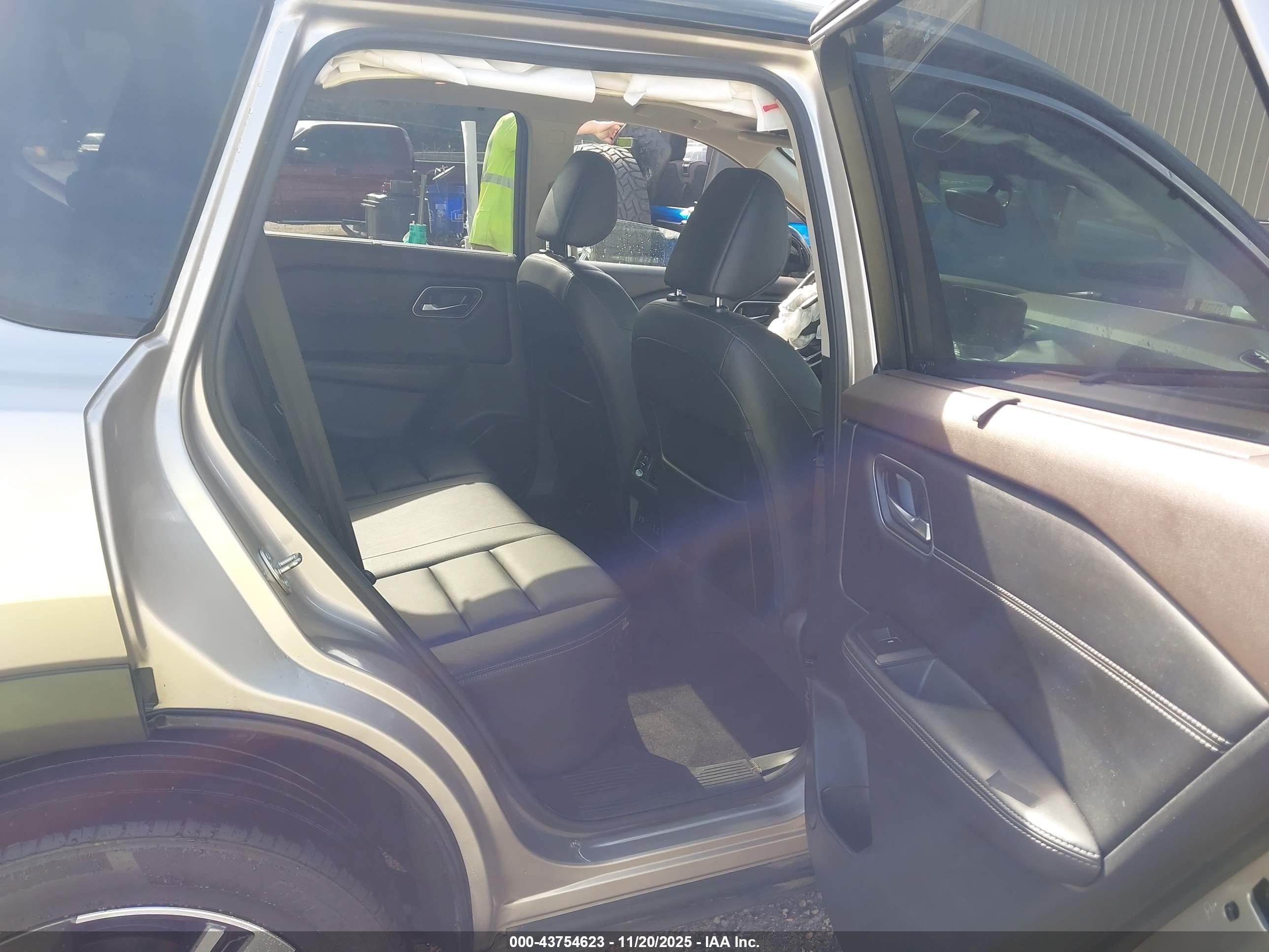 NISSAN ROGUE image 8