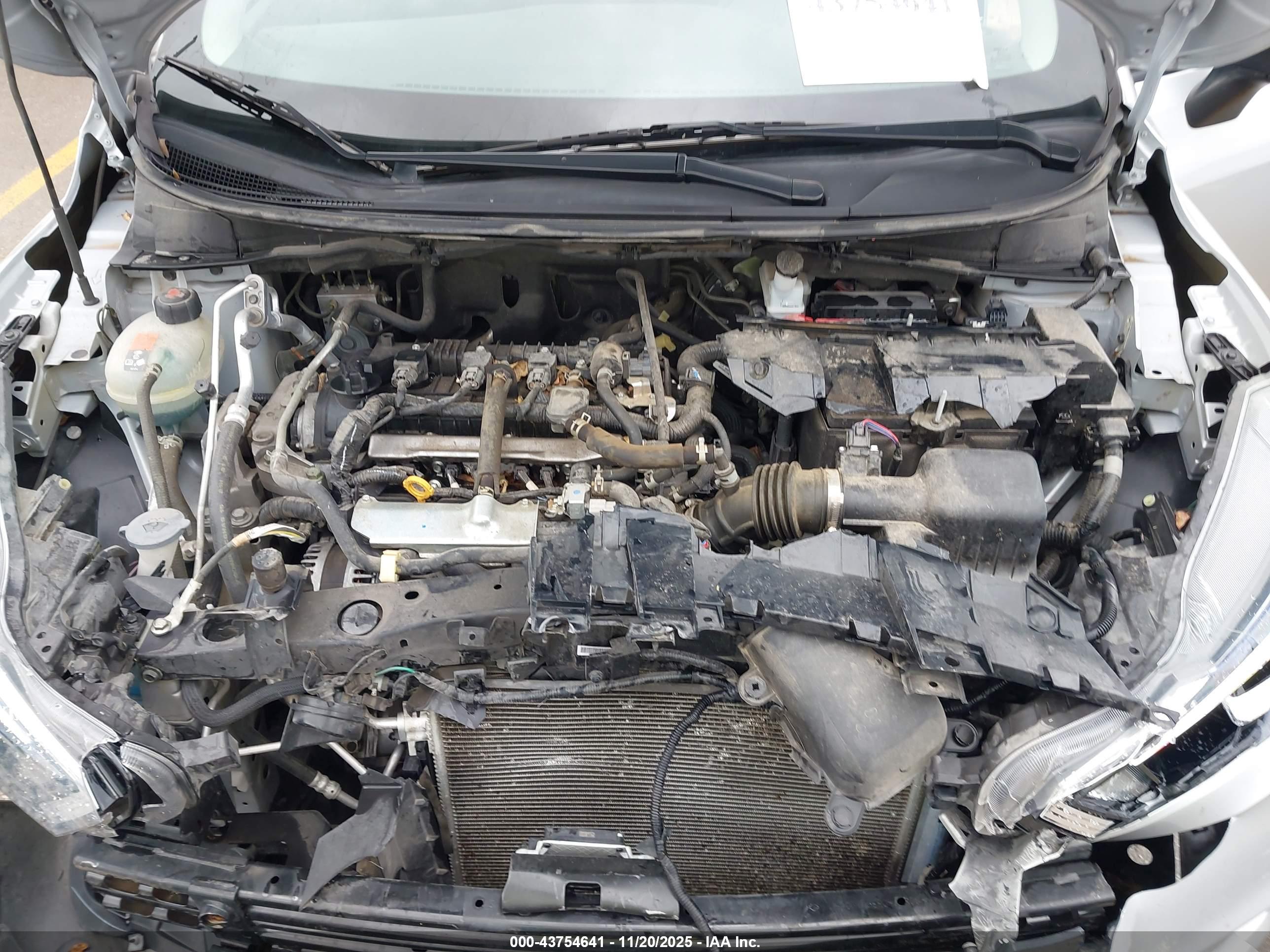 NISSAN VERSA image 10