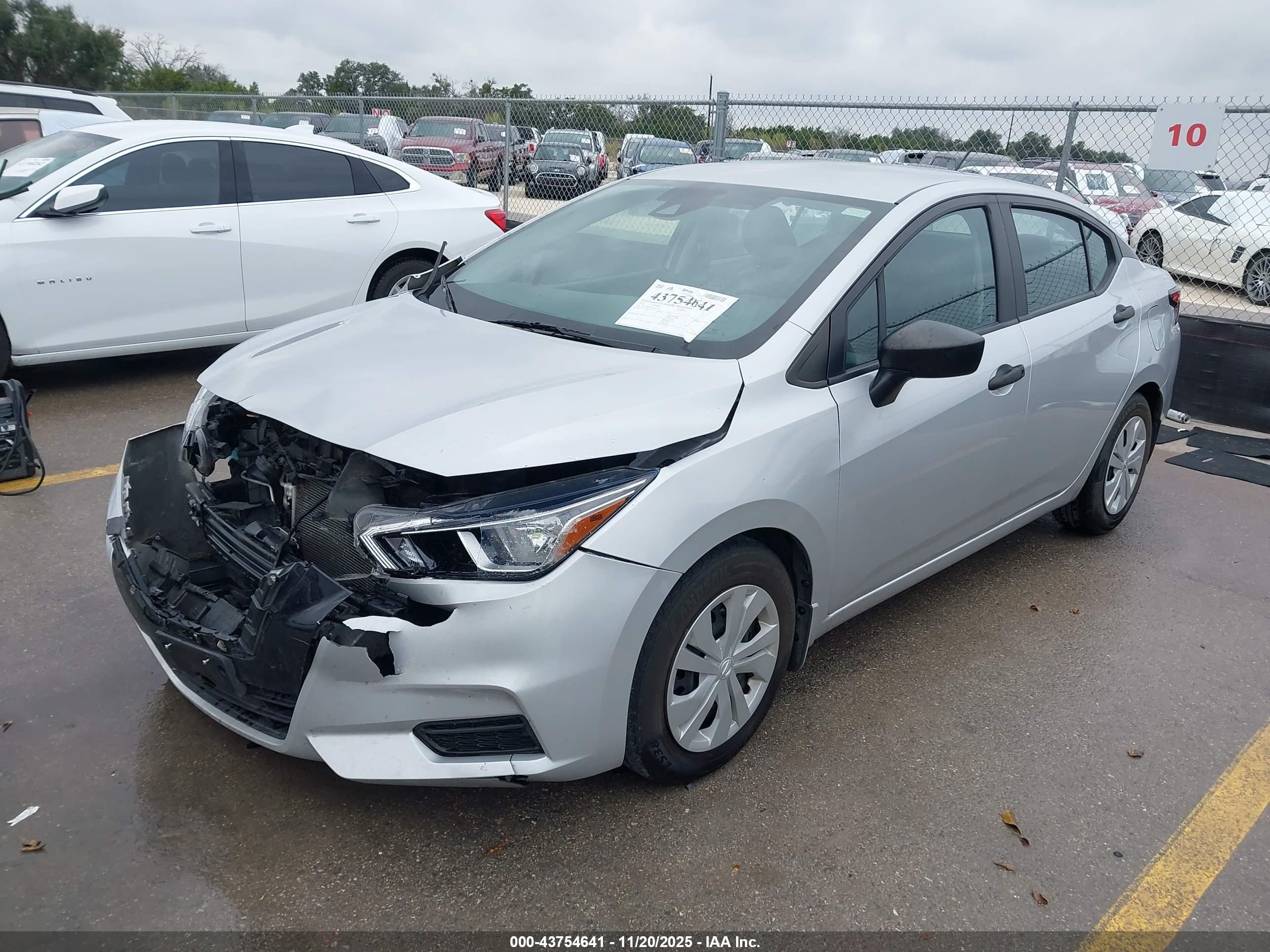 NISSAN VERSA image 2