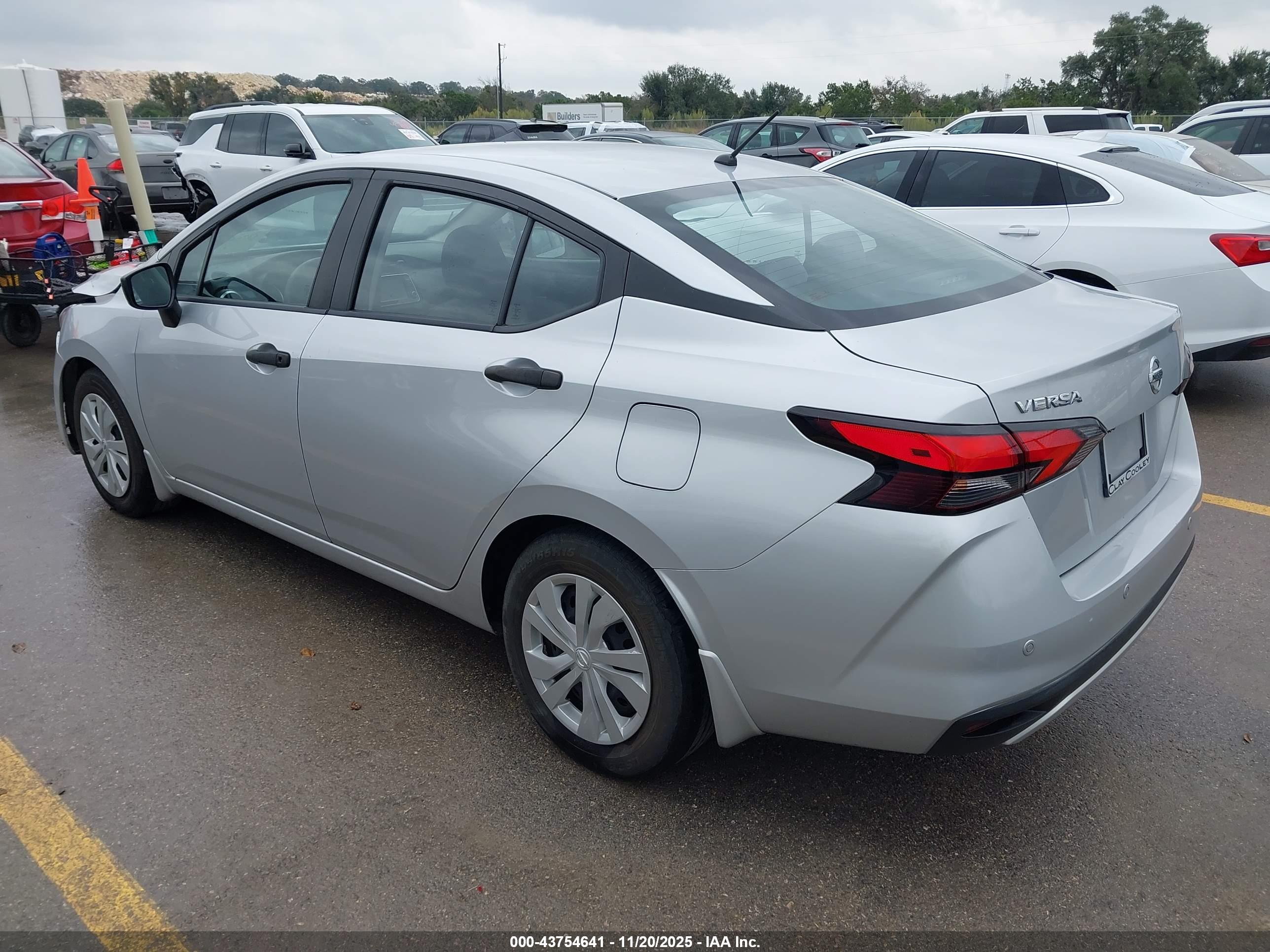 NISSAN VERSA image 3