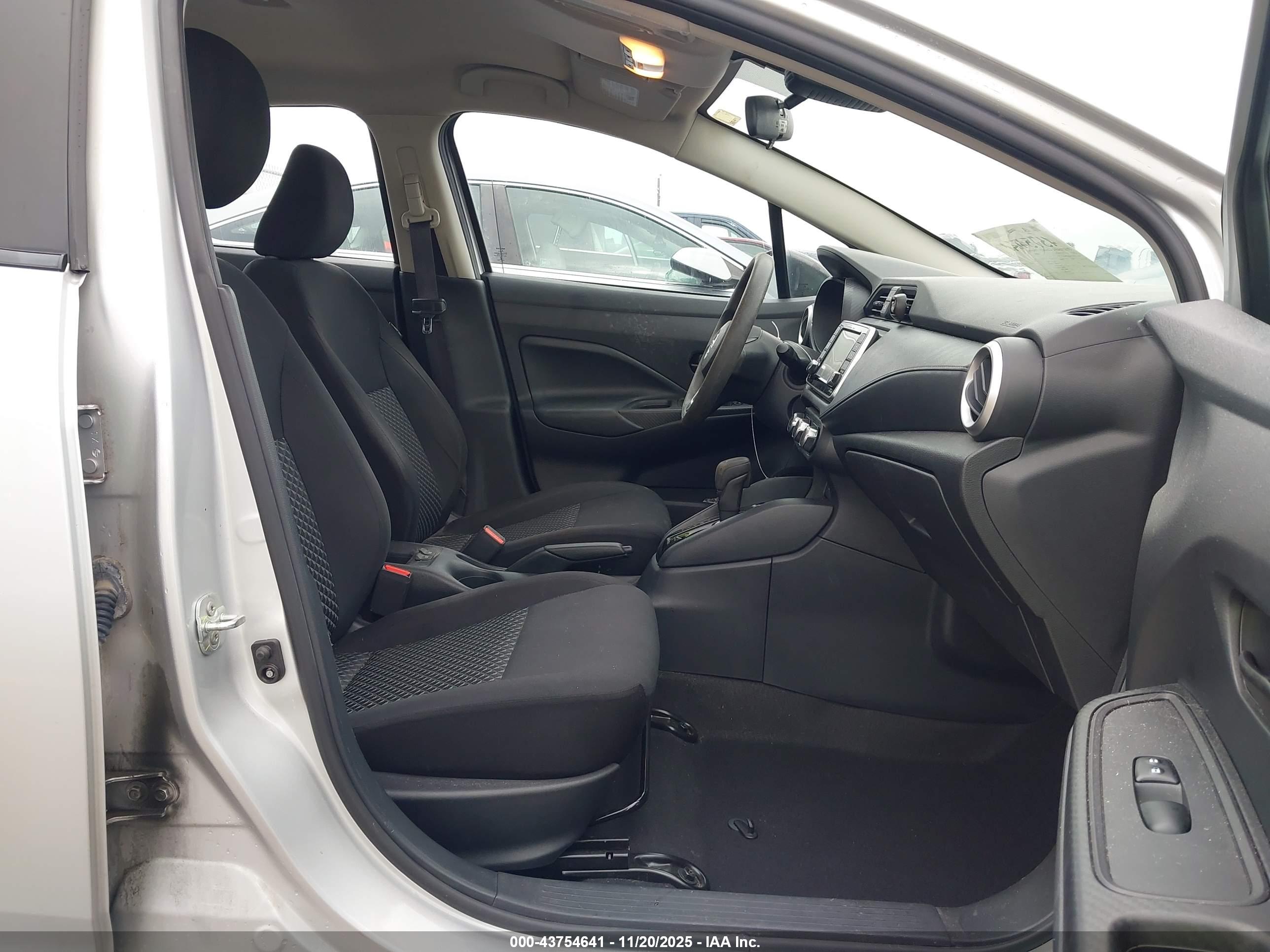 NISSAN VERSA image 5