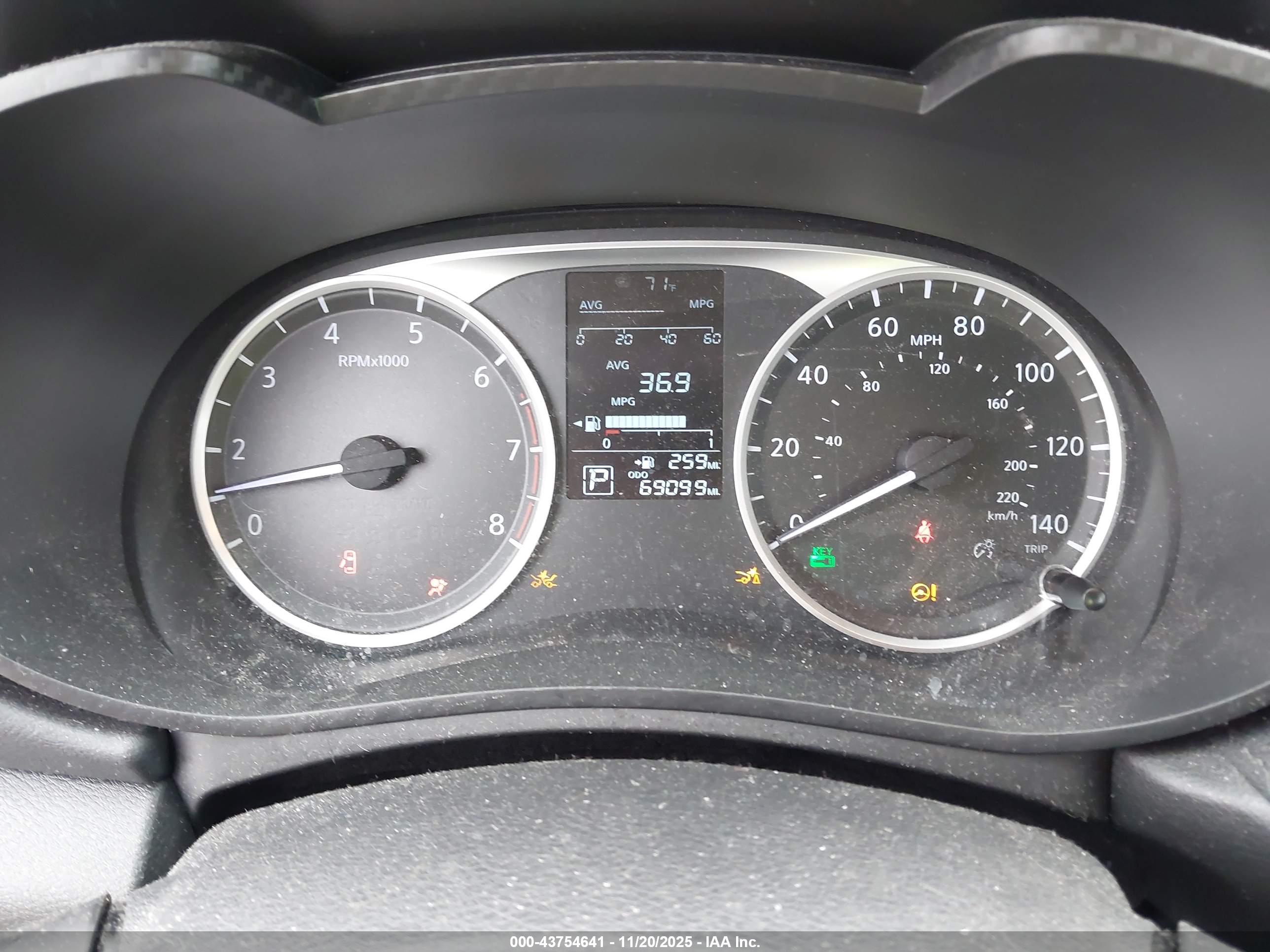 NISSAN VERSA image 7