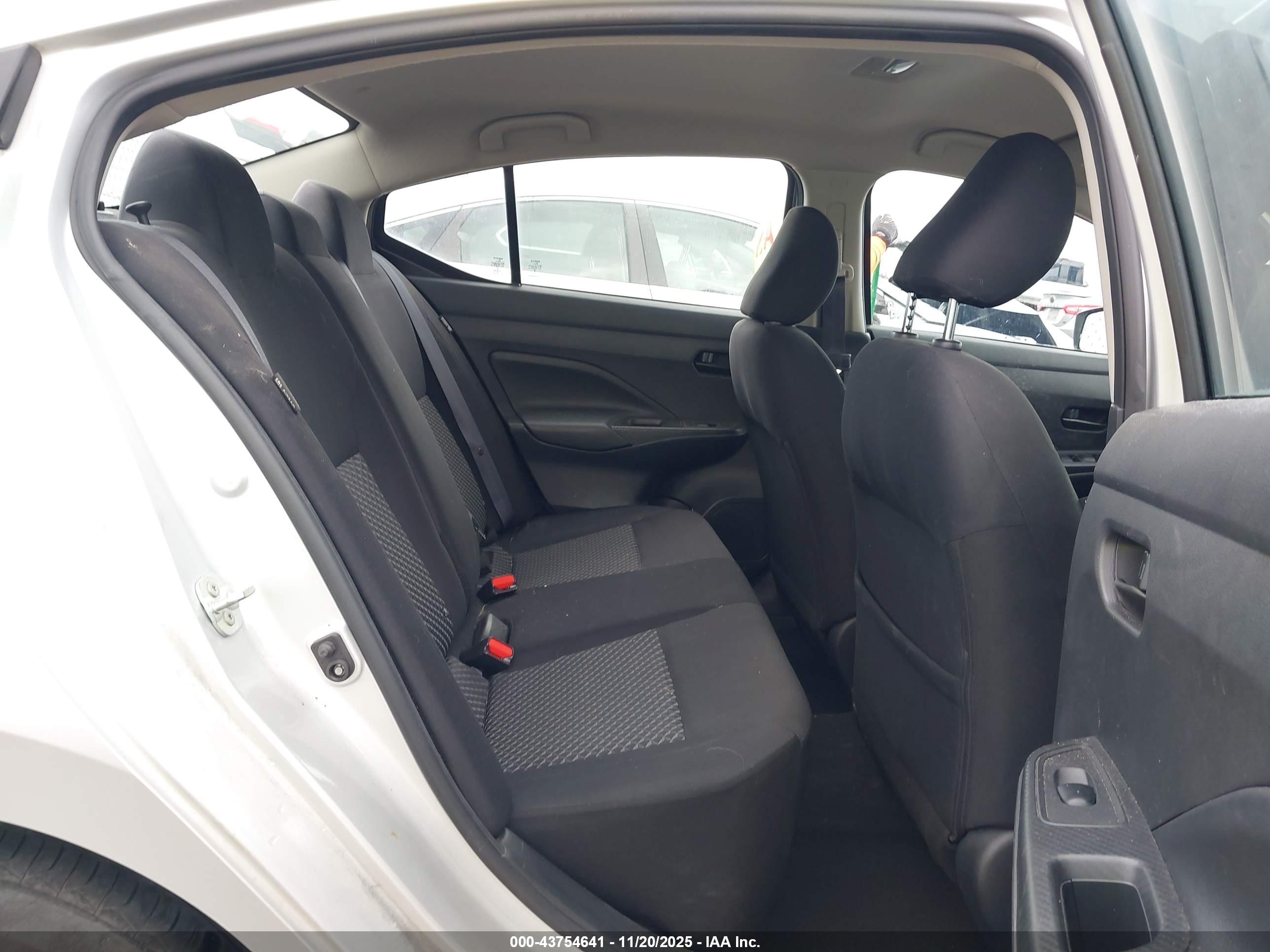 NISSAN VERSA image 8