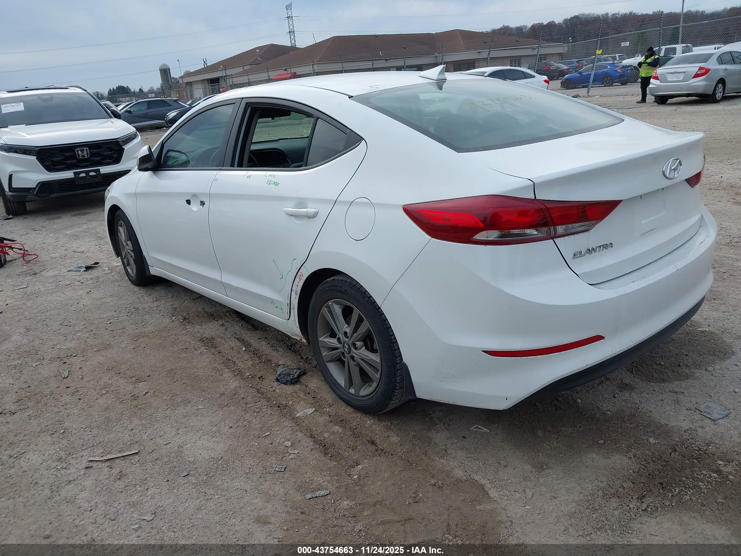 HYUNDAI ELANTRA image 3