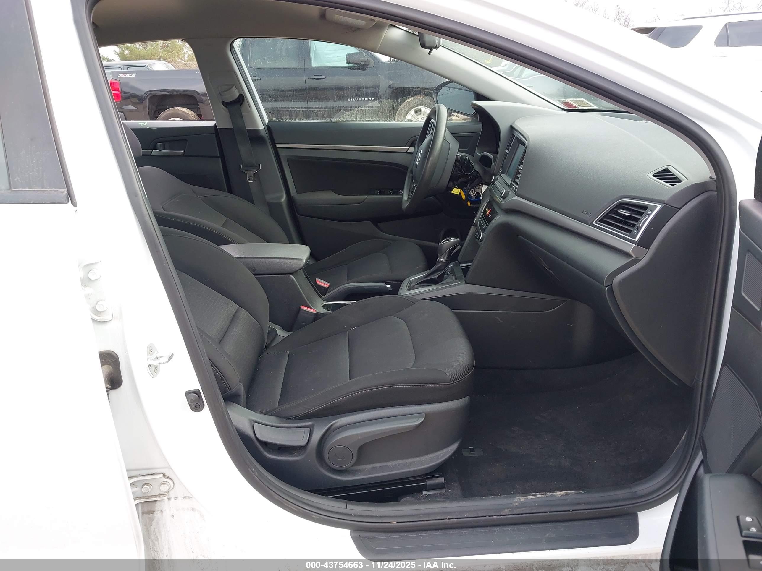 HYUNDAI ELANTRA image 5